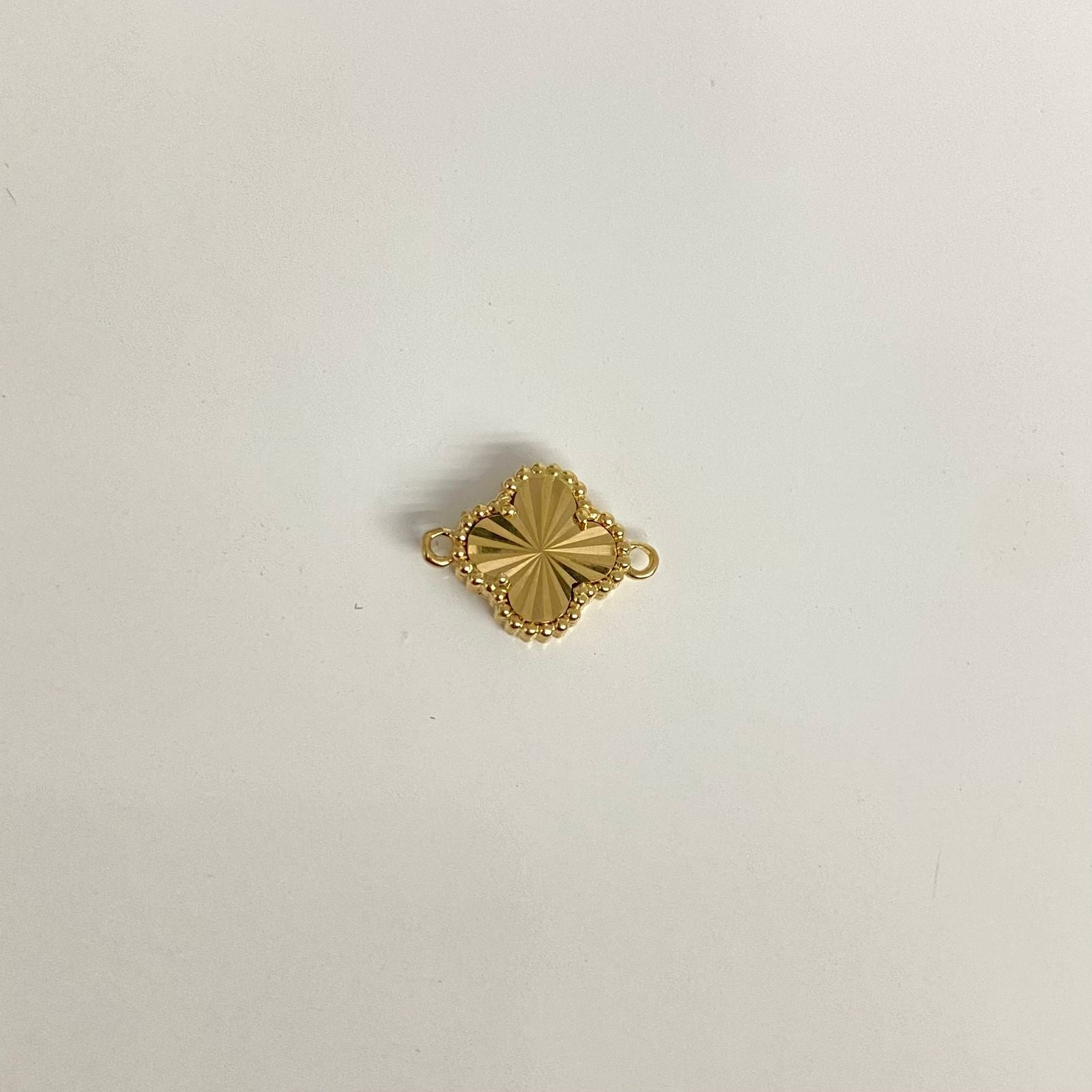 Herraje trebol fondo diamantado borde punteado Oro amarillo 18k 1,0 Gr / 1,5 Cm