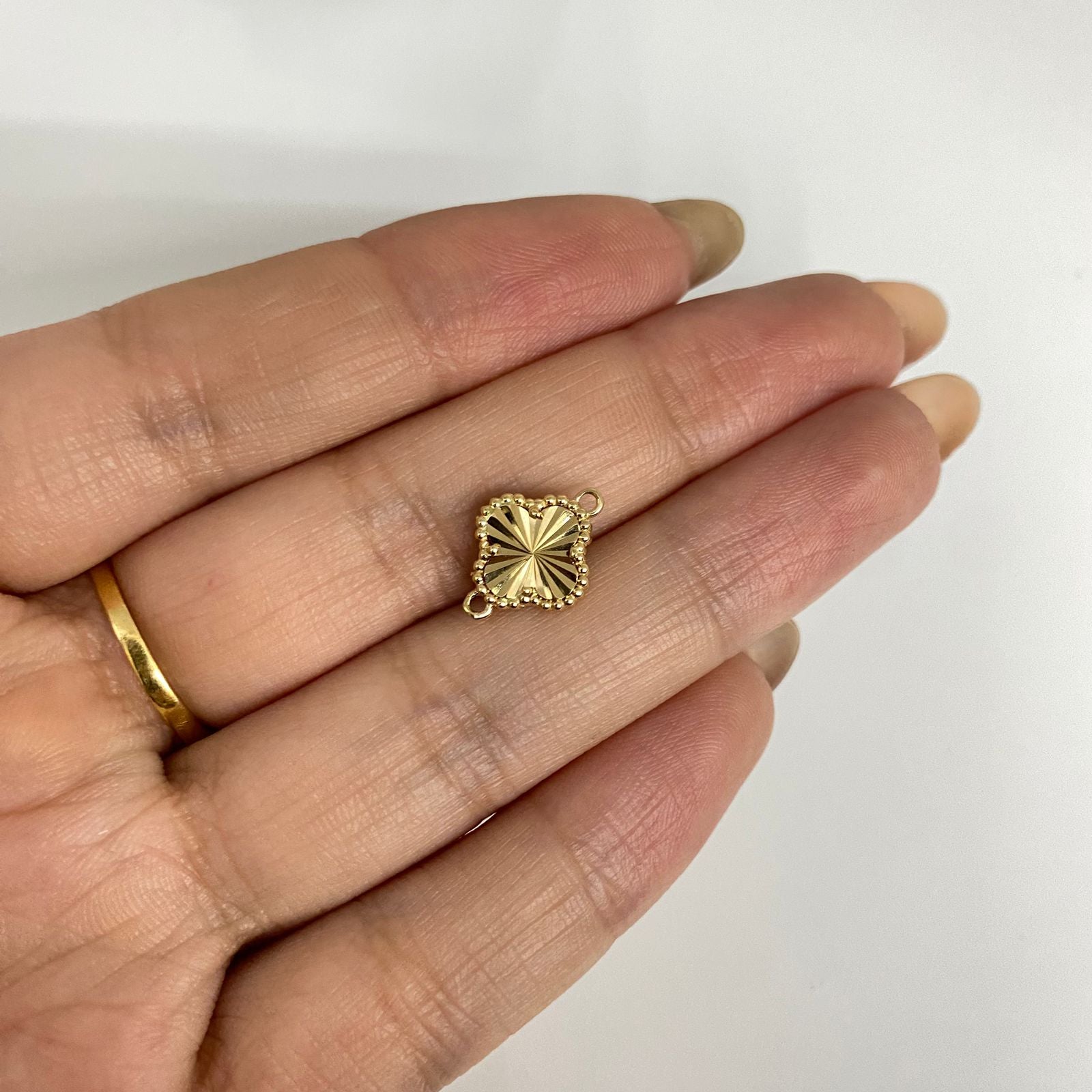 Herraje trebol fondo diamantado borde punteado Oro amarillo 18k 1,0 Gr / 1,5 Cm