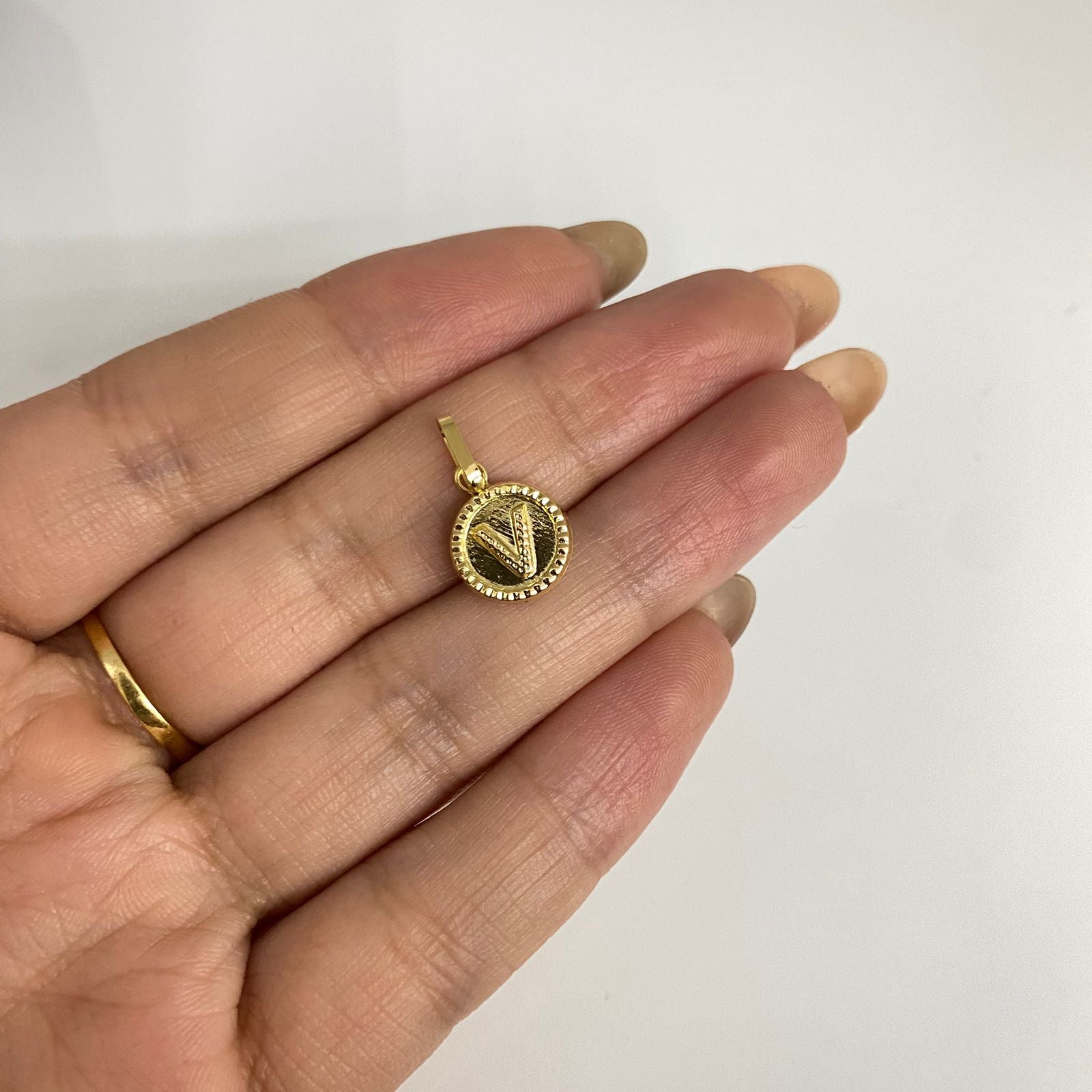 Dije letra v Oro amarillo 18k 0,75 Gr / 1,8 Cm