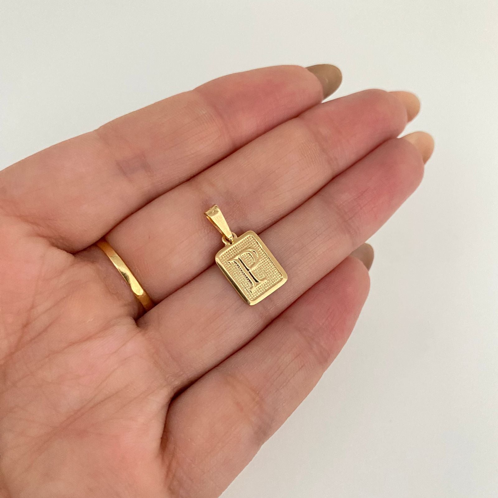 Dije placa letra p Oro amarillo 18k 0,9 Gr / 2,0 Cm