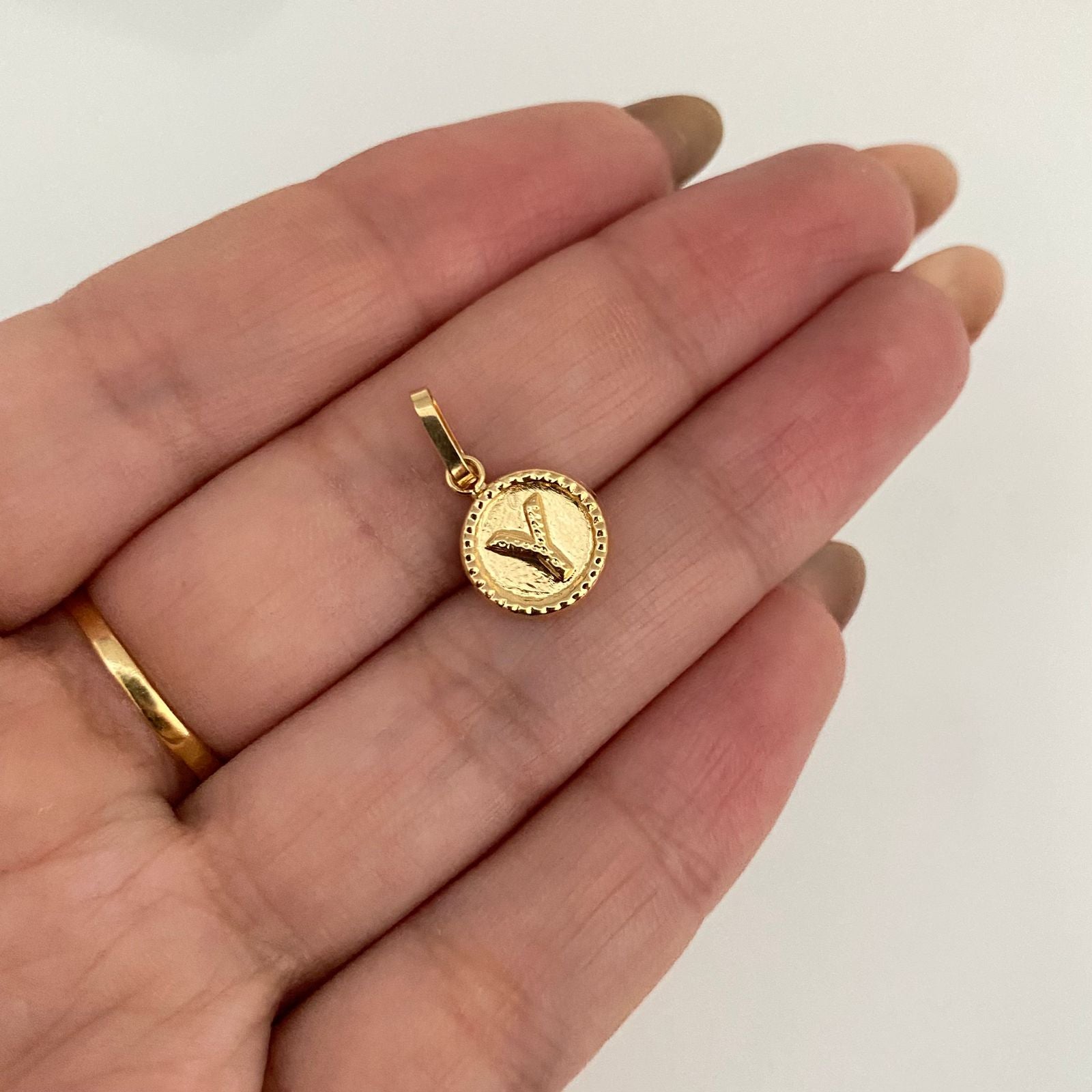 Dije letra y Oro amarillo 18k 0,75 Gr / 1,8 Cm