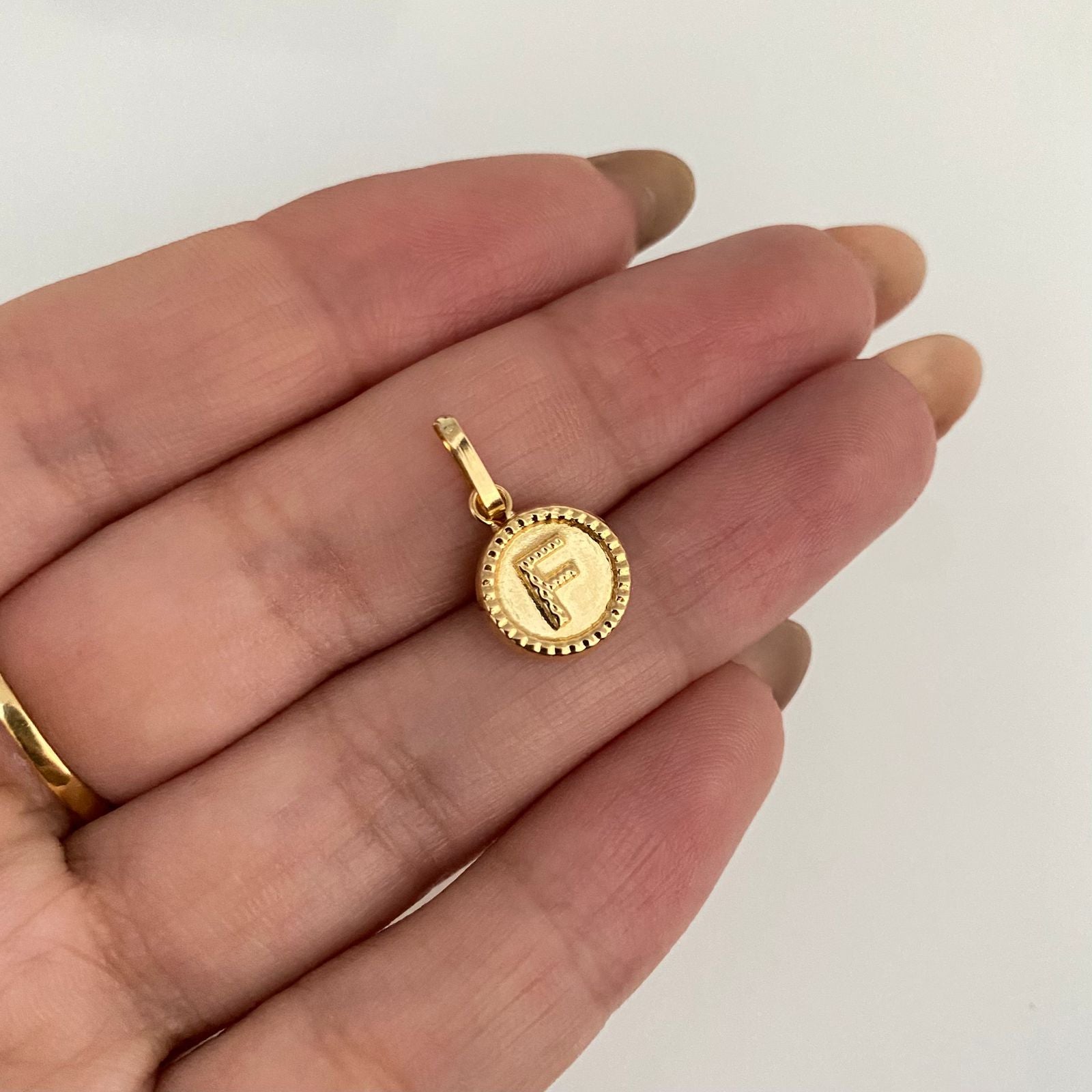 Dije letra f Oro amarillo 18k 0,75 Gr / 1,8 Cm