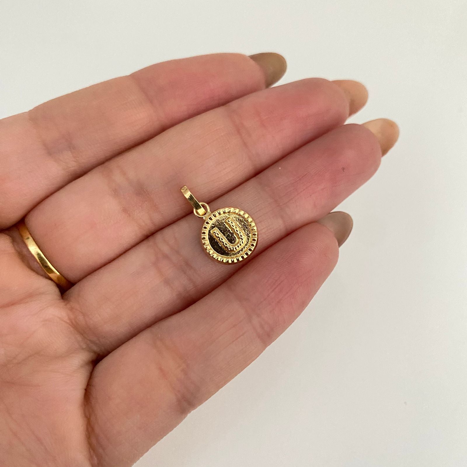 Dije letra u Oro amarillo 18k 0,7 Gr / 1,8 Cm