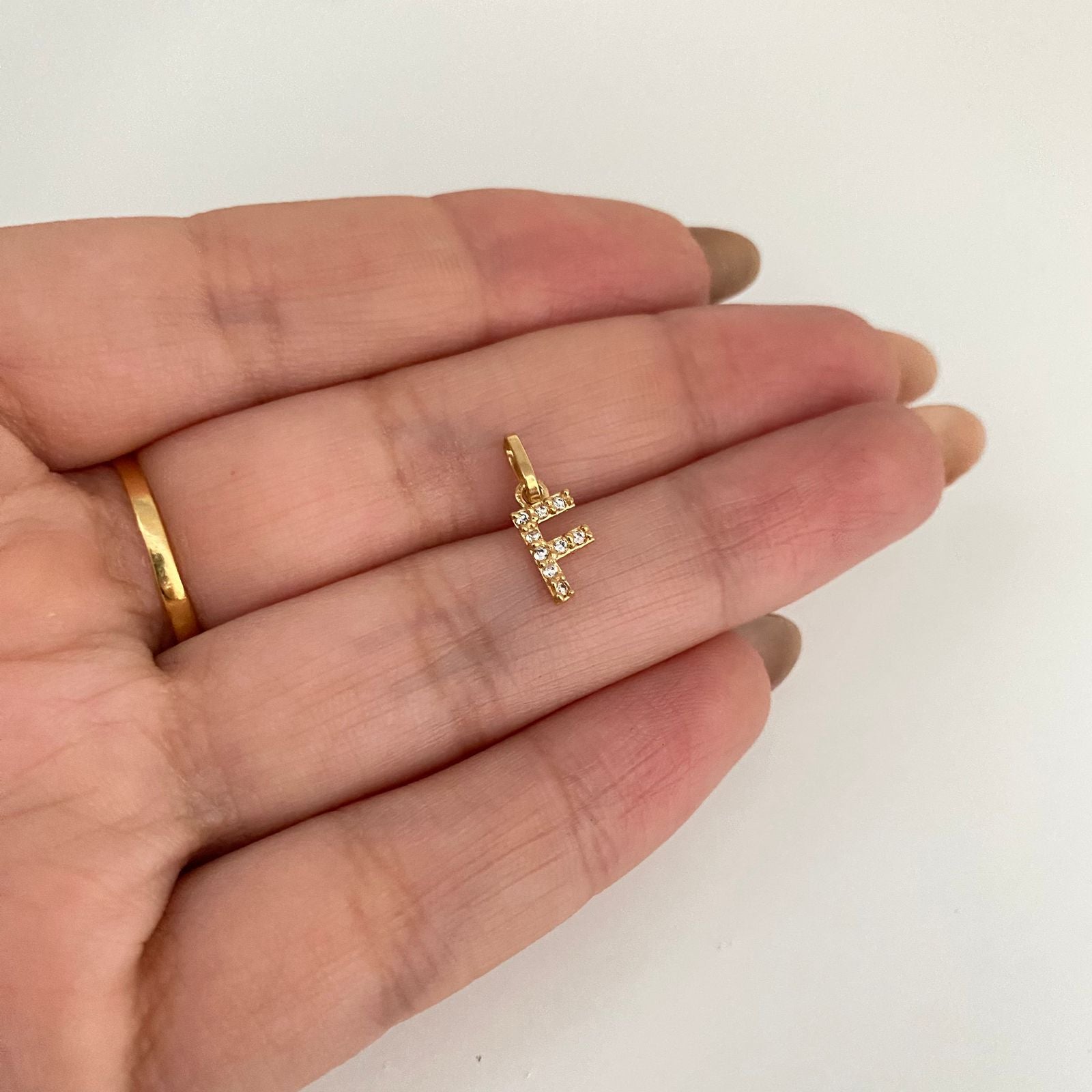 Dije letra f casting Oro amarillo 18k 0,4 Gr / 1,5 Cm