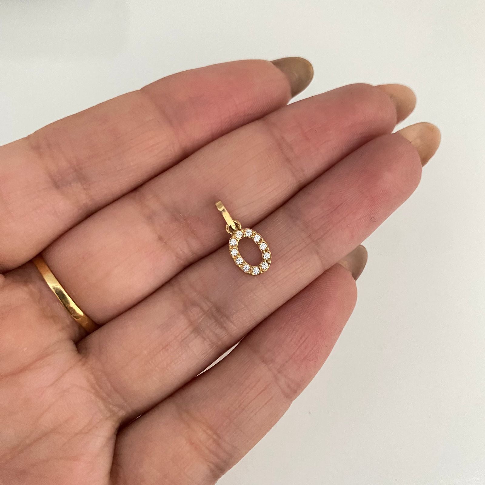 Dije letra o casting Oro amarillo 18k 0,45 Gr / 1,5 Cm