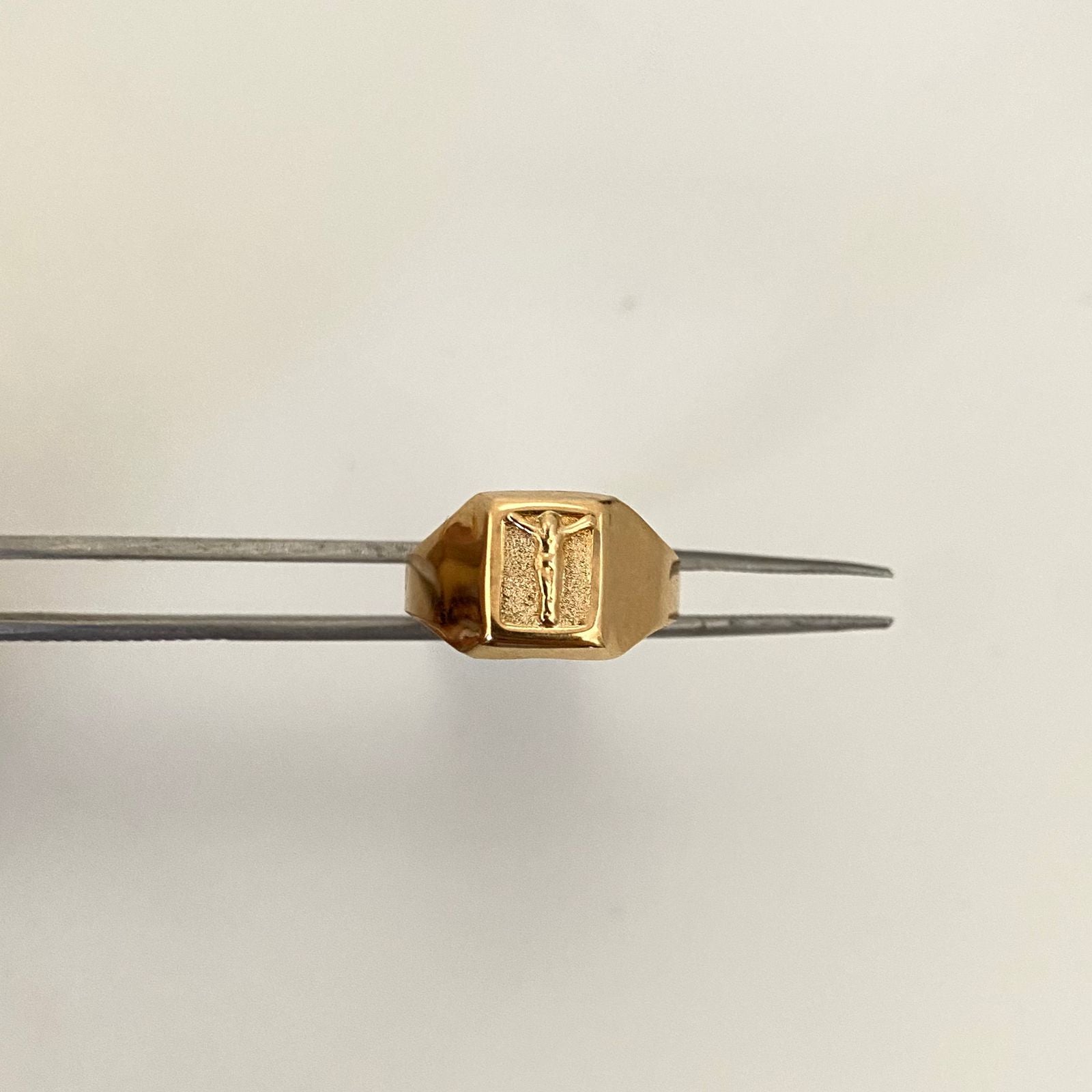 Anillo troquelado centro cristo Oro amarillo 18k / Talla 6 / 1,7 Gr