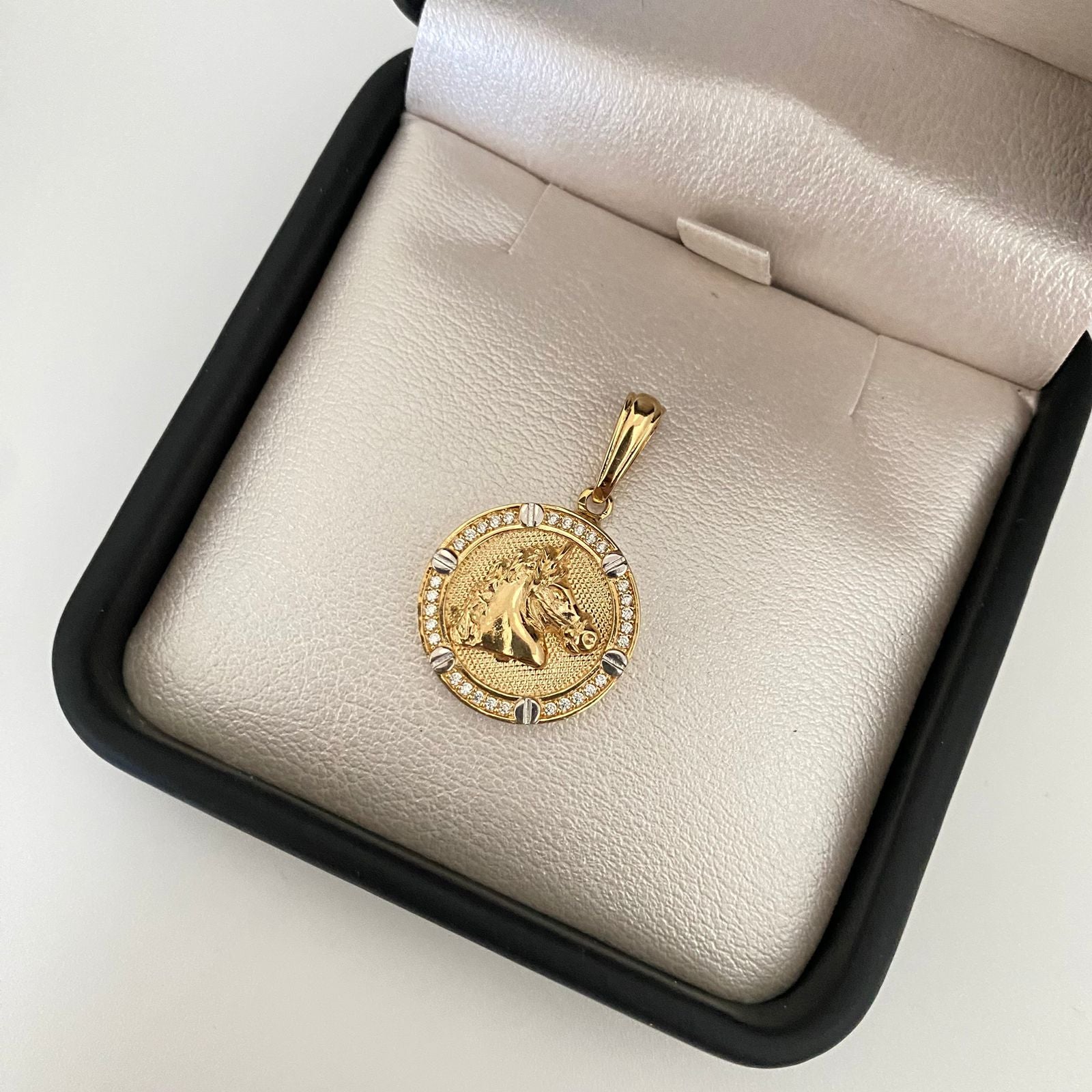 Dije circular centro caballo borde grabado sello Oro amarillo y Oro blanco 18k 5,0 Gr / 3,0 Cm