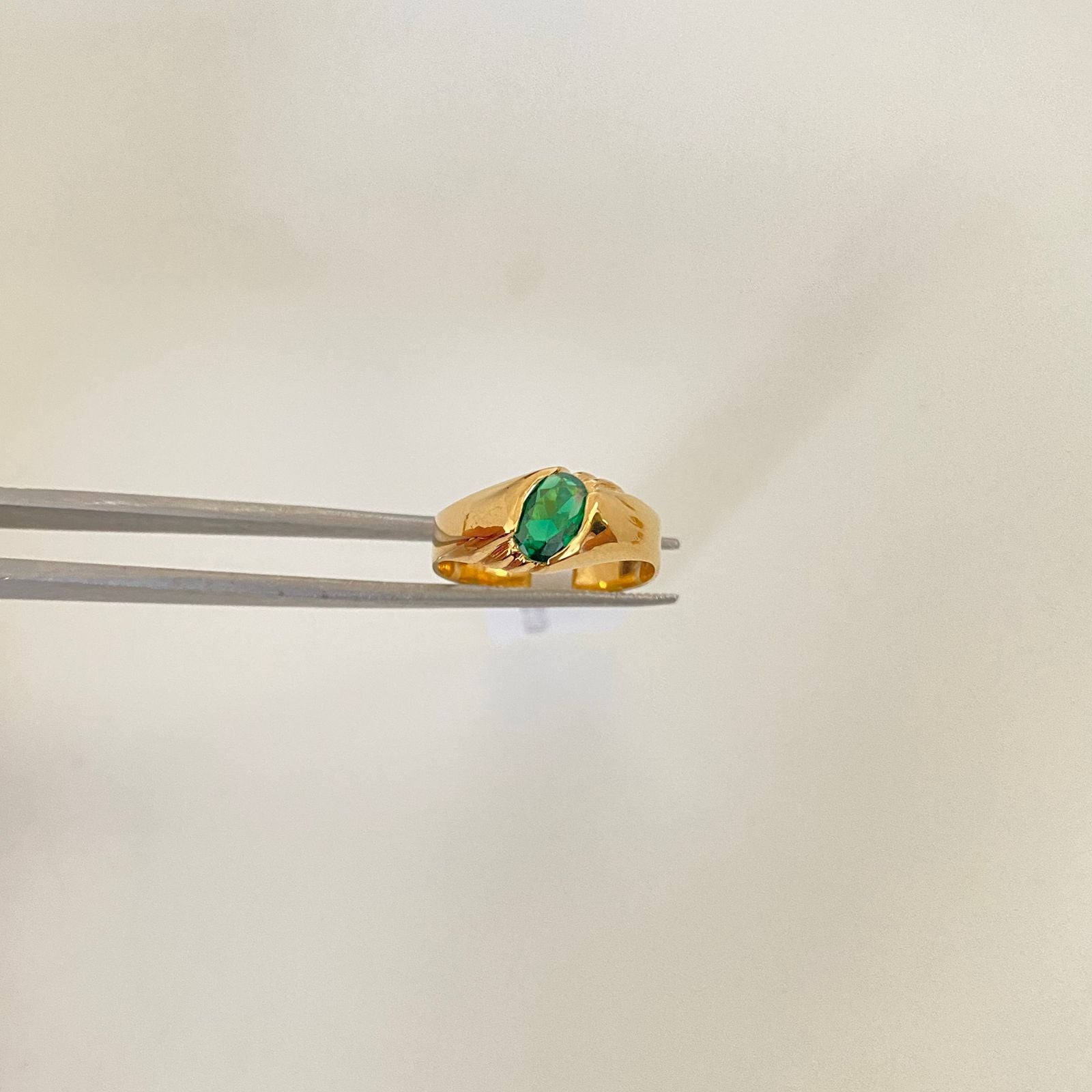 Anillo troquelado niño circon verde Oro amarillo 18k / Talla 3 1/2 / 1,7 Gr