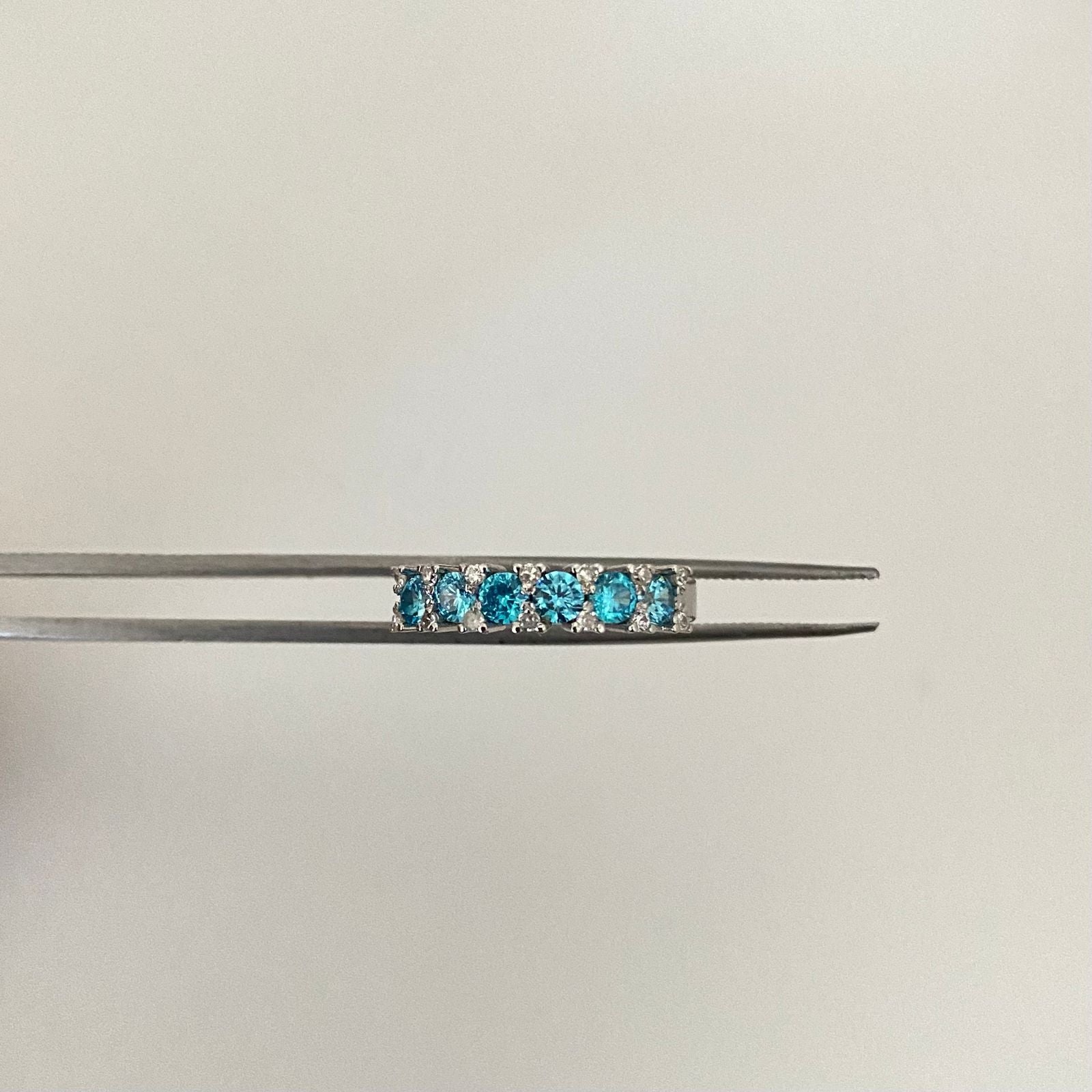 Anillo circones azules borde diamantes (POR FABRICACION) Oro blanco 18k / Talla 6 / 3,7 Gr