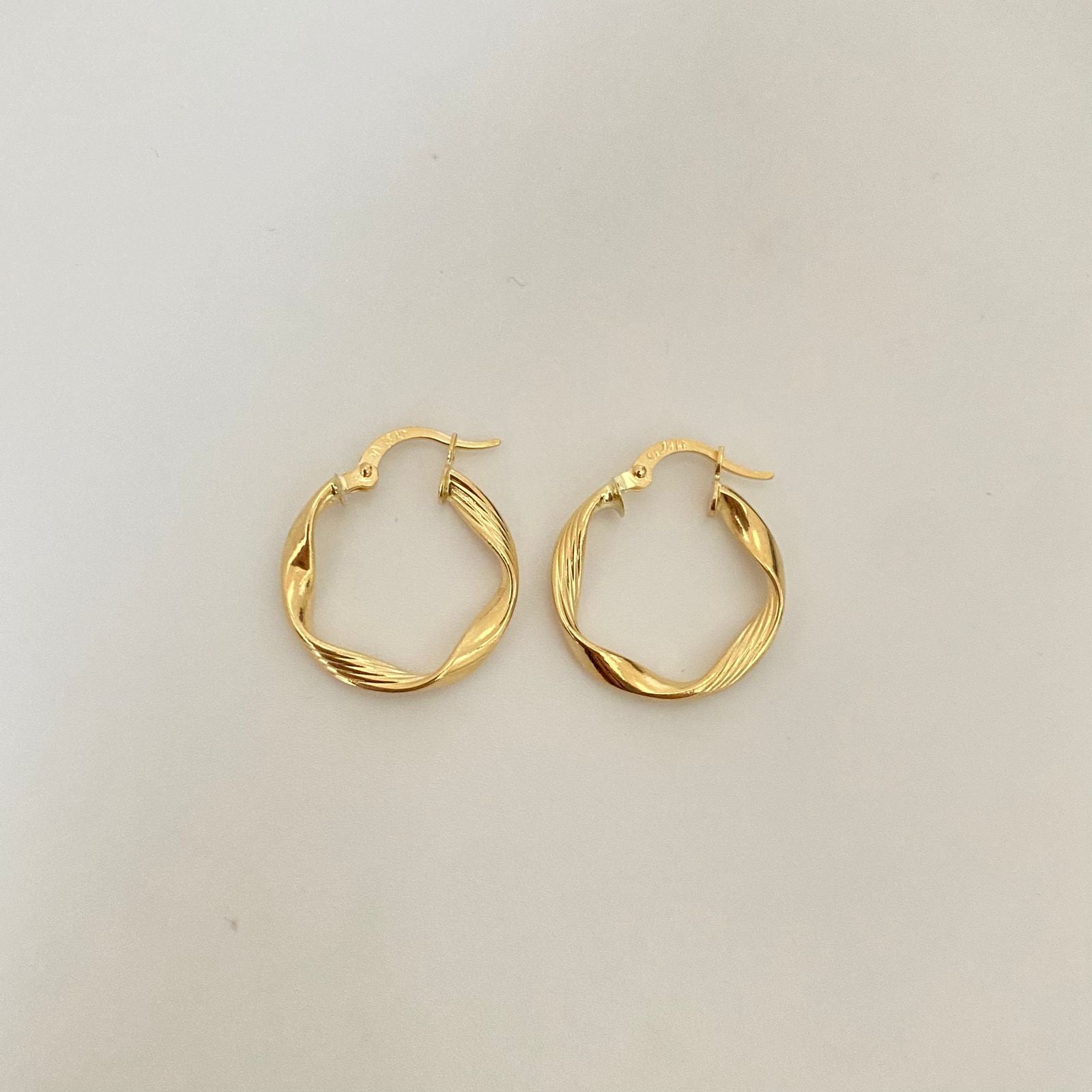 Candonga entorchada y lisa Oro amarillo 18k 1,6 Gr / 2,4 Cm