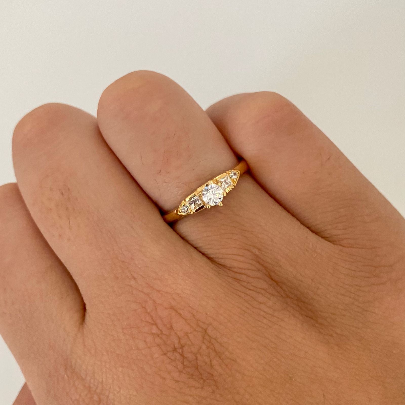 Anillo solitario lateral casting Oro amarillo 18k / Talla 6 3/4 / 2,75 Gr