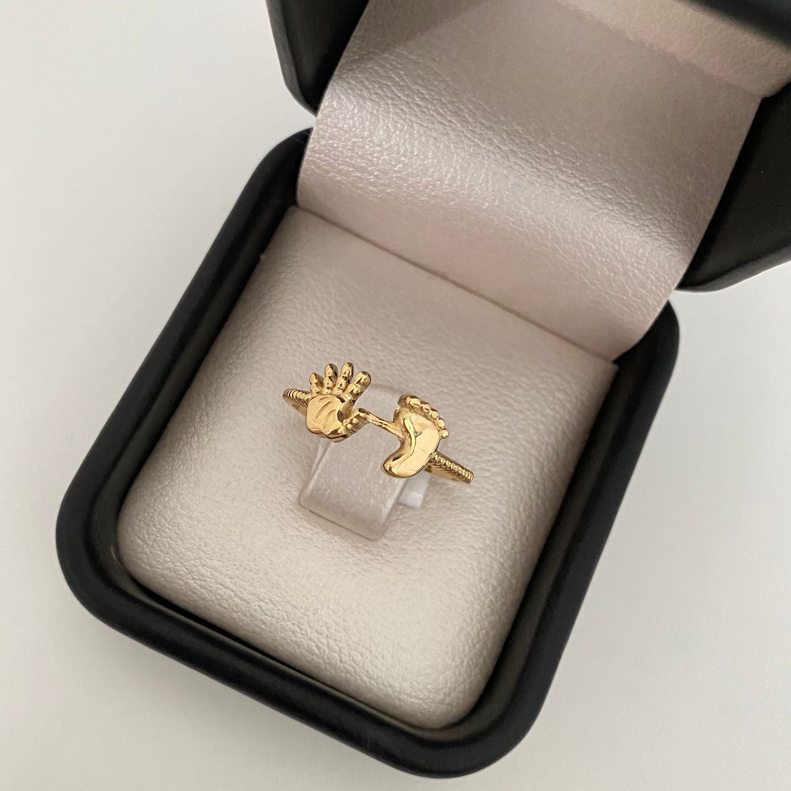 Anillo entorchado grabado mano y pie Oro amarillo 18k / Talla 8 / 2,1 Gr