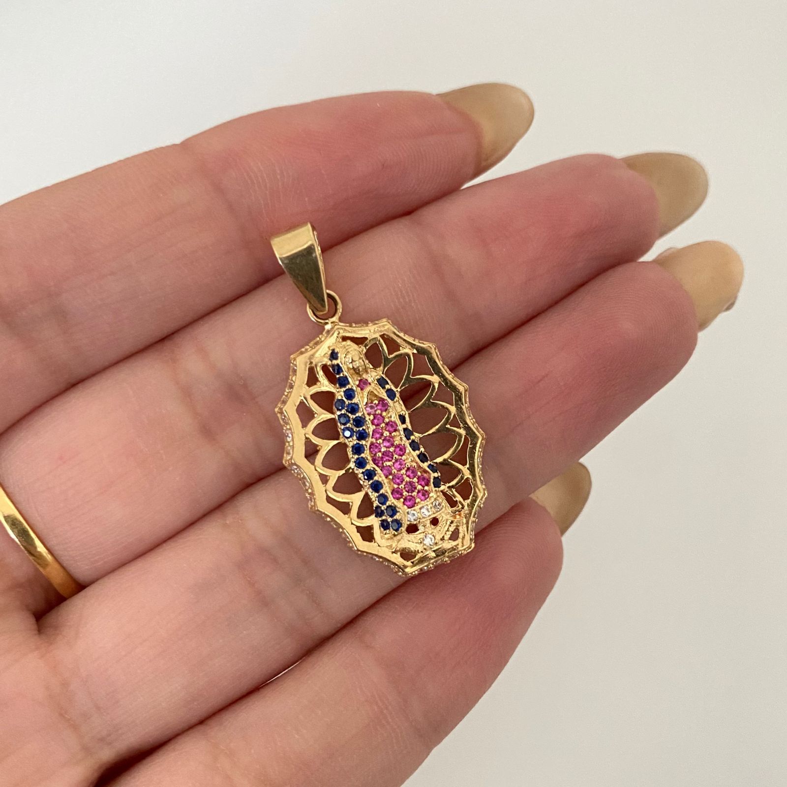 Dije silueta virgen guadalupe casting Oro amarillo 18k 4,1 Gr / 3,3 Cm