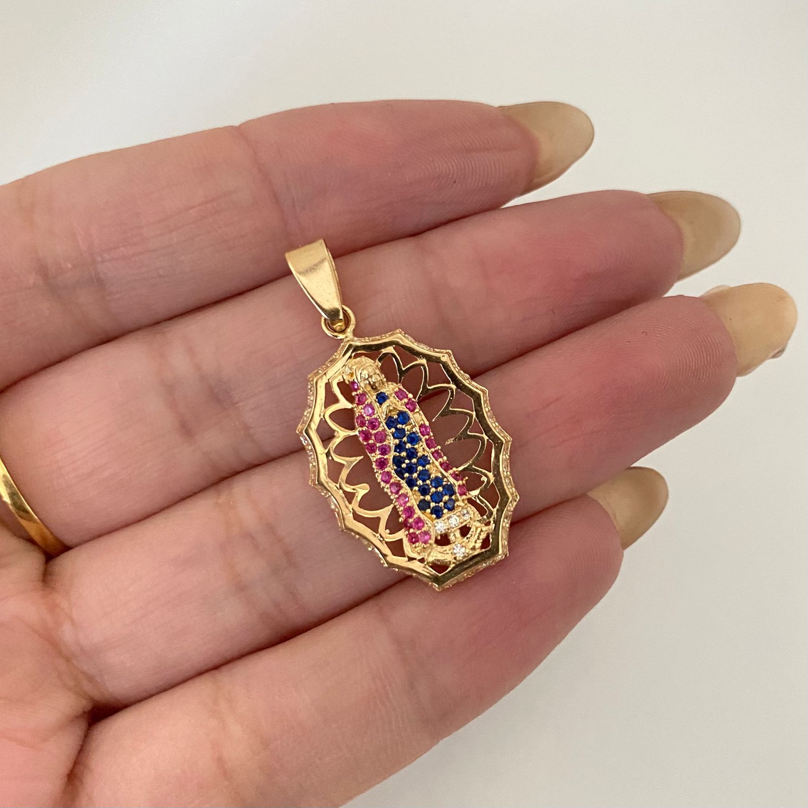 Dije silueta virgen guadalupe casting Oro amarillo 18k 3,6 Gr / 3,2 Cm