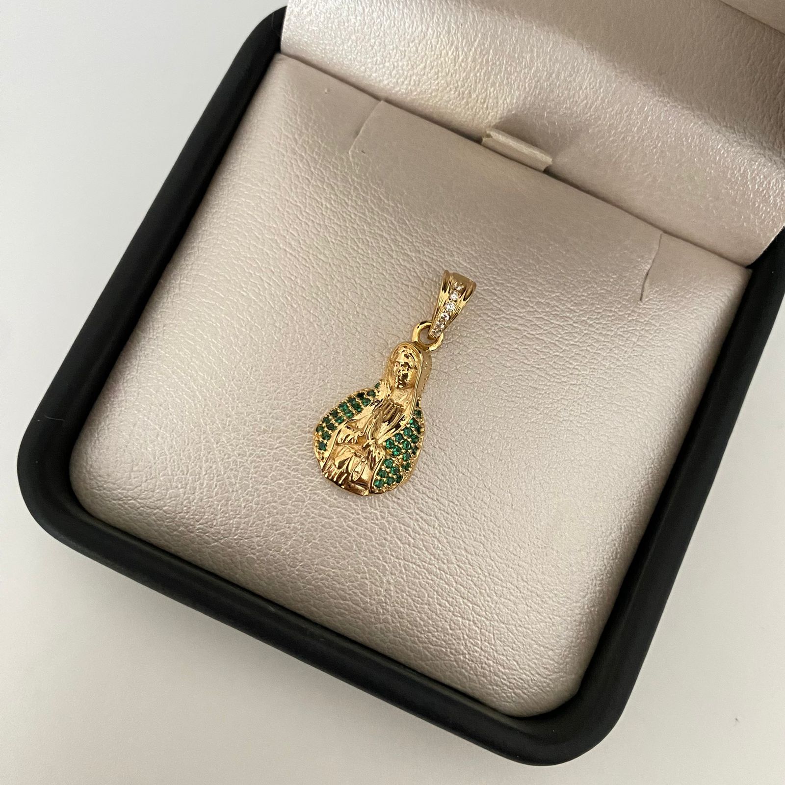 Dije silueta virgen orando casting verde Oro amarillo 18k 3,0 Gr / 2,7 Cm