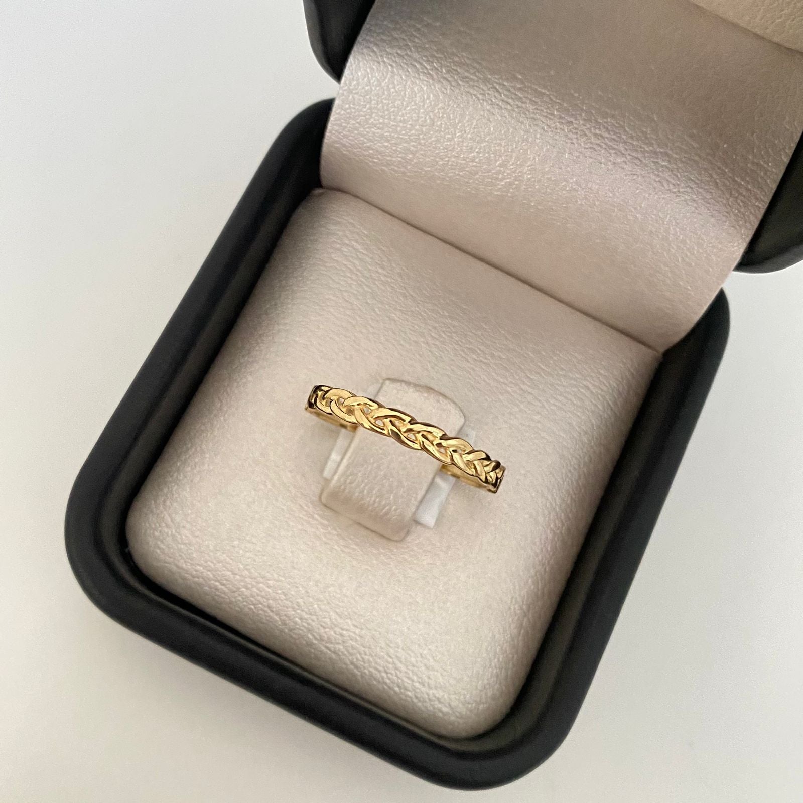 Anillo forma trenzado Oro amarillo 18k / Talla 7 1/2 / 1,4 Gr