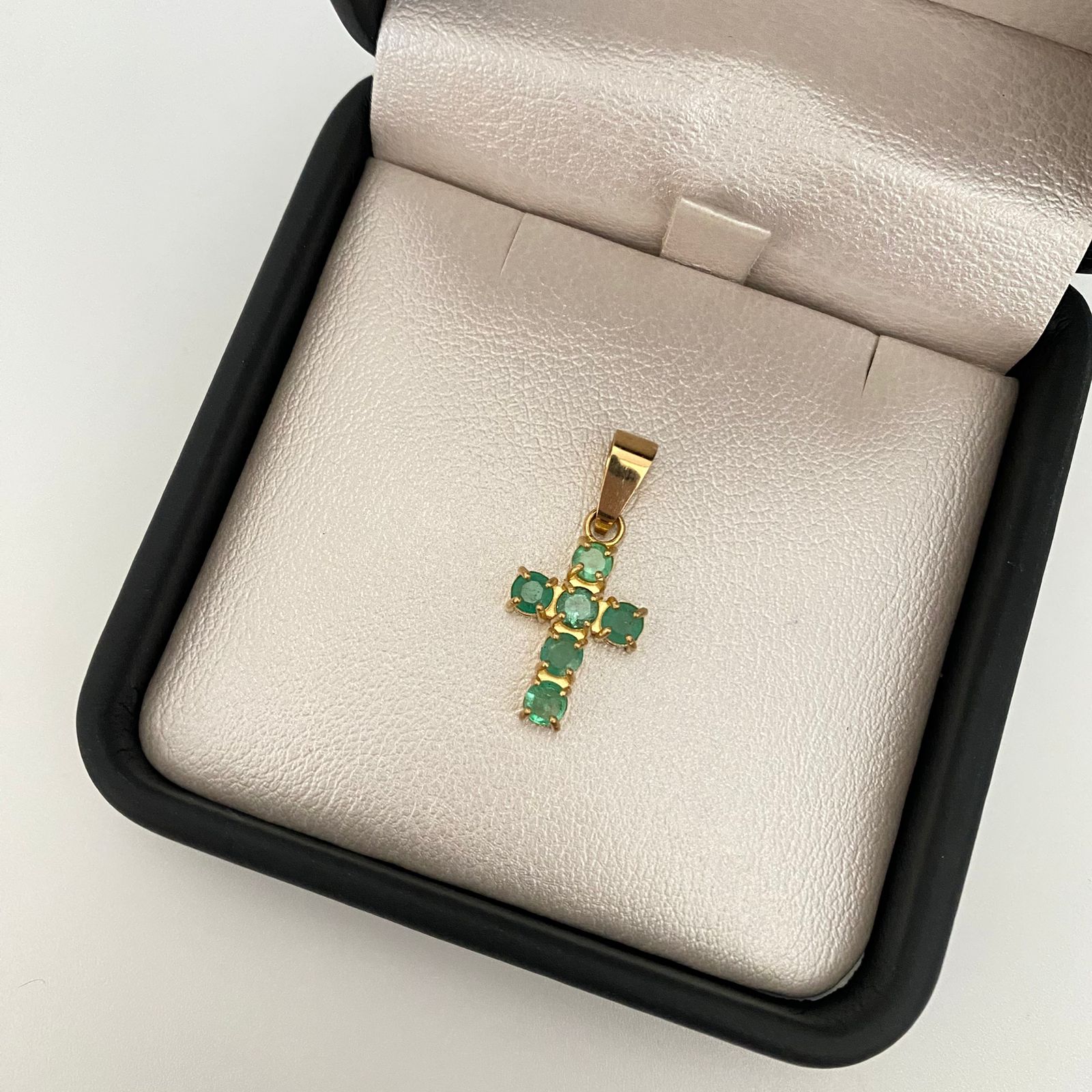 Dije cruz esmeralda Oro amarillo 18k 1,95 Gr / 2,5 Cm