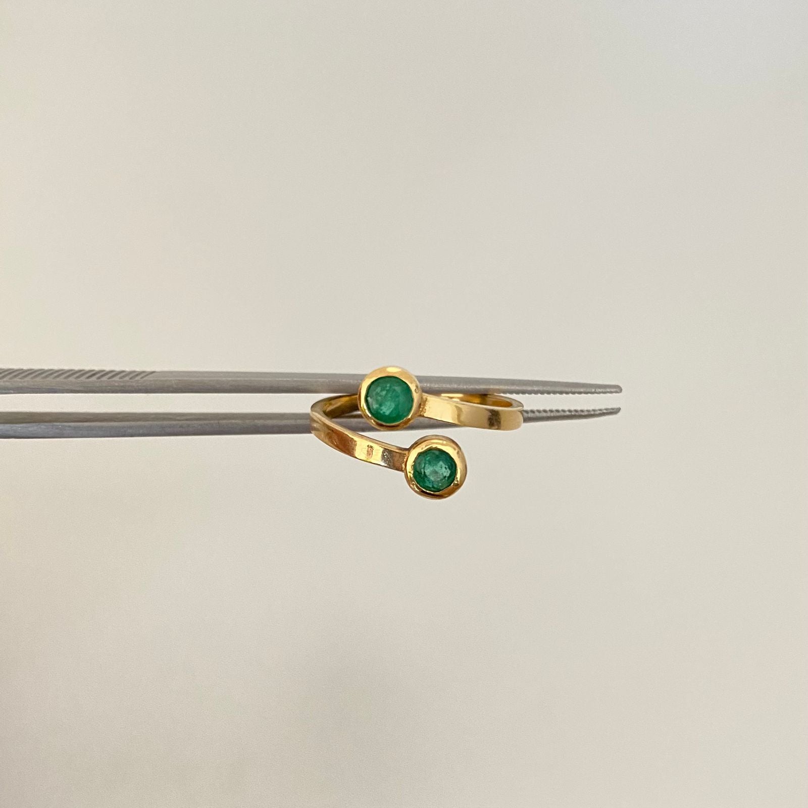 Anillo tipo tu y yo esmeralda Oro amarillo 18k / Talla 6 1/4 / 2,85 Gr