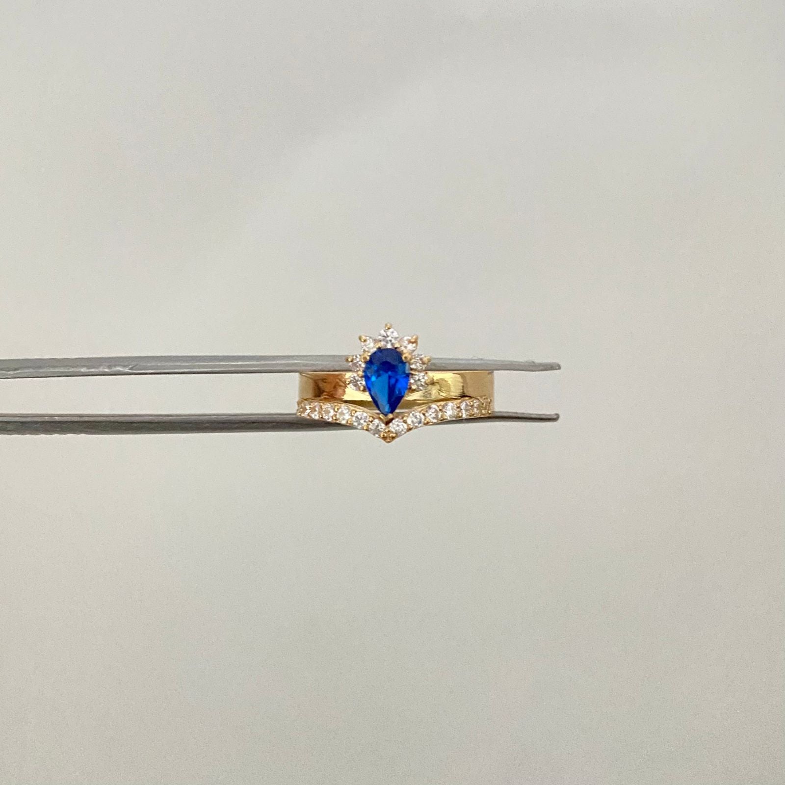 Anillo solitario gota azul tipo flor (POR FABRICACIÓN) Oro amarillo 18k / Talla 6 / 4,45 Gr