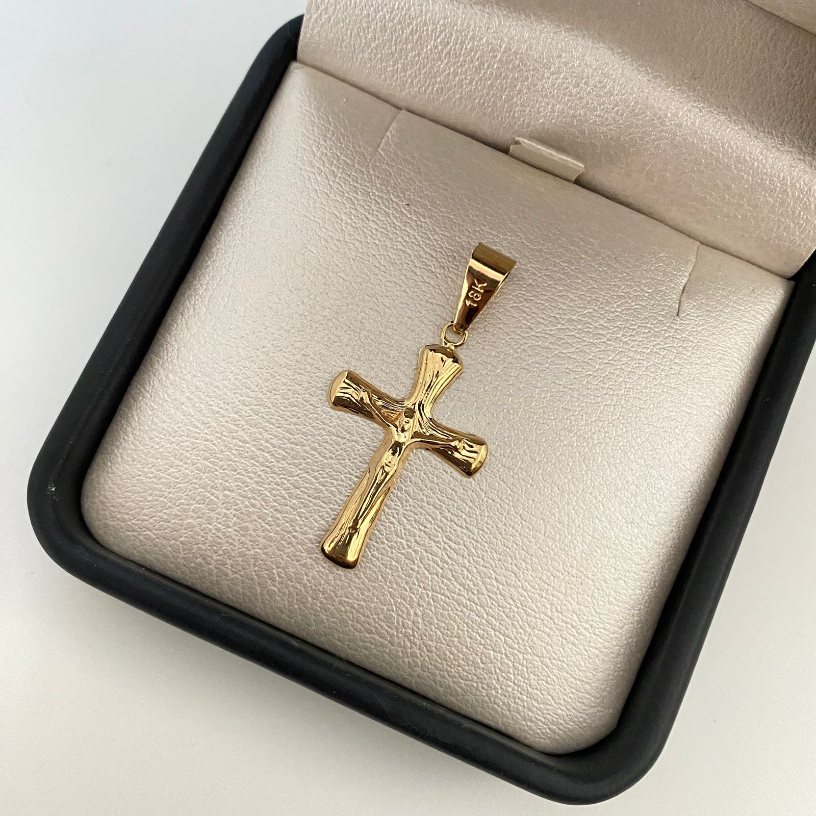 Dije cruz cristo diamantado Oro amarillo 18k 1,15 Gr / 3,7 Cm