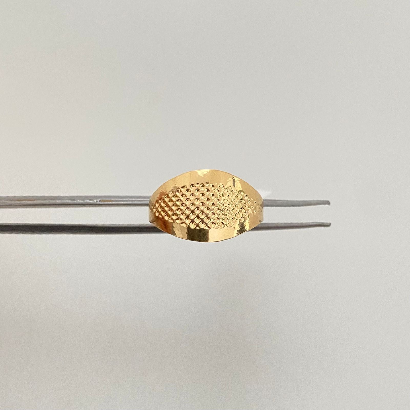 Anillo troquel centro grabado punteado Oro amarillo 18k / Talla 7 1/4 / 1,5 Gr
