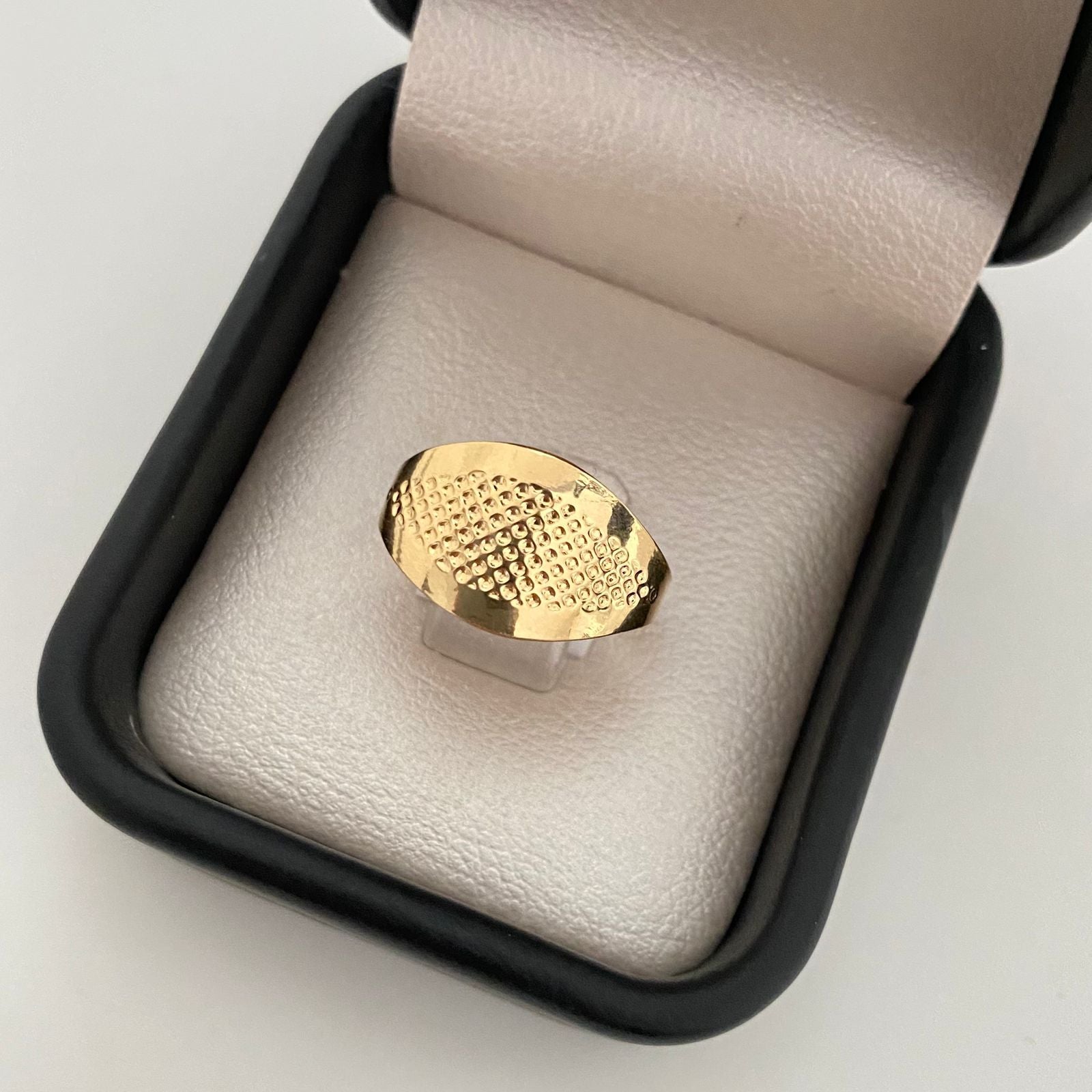 Anillo troquel centro grabado punteado Oro amarillo 18k / Talla 7 3/4 / 1,55 Gr