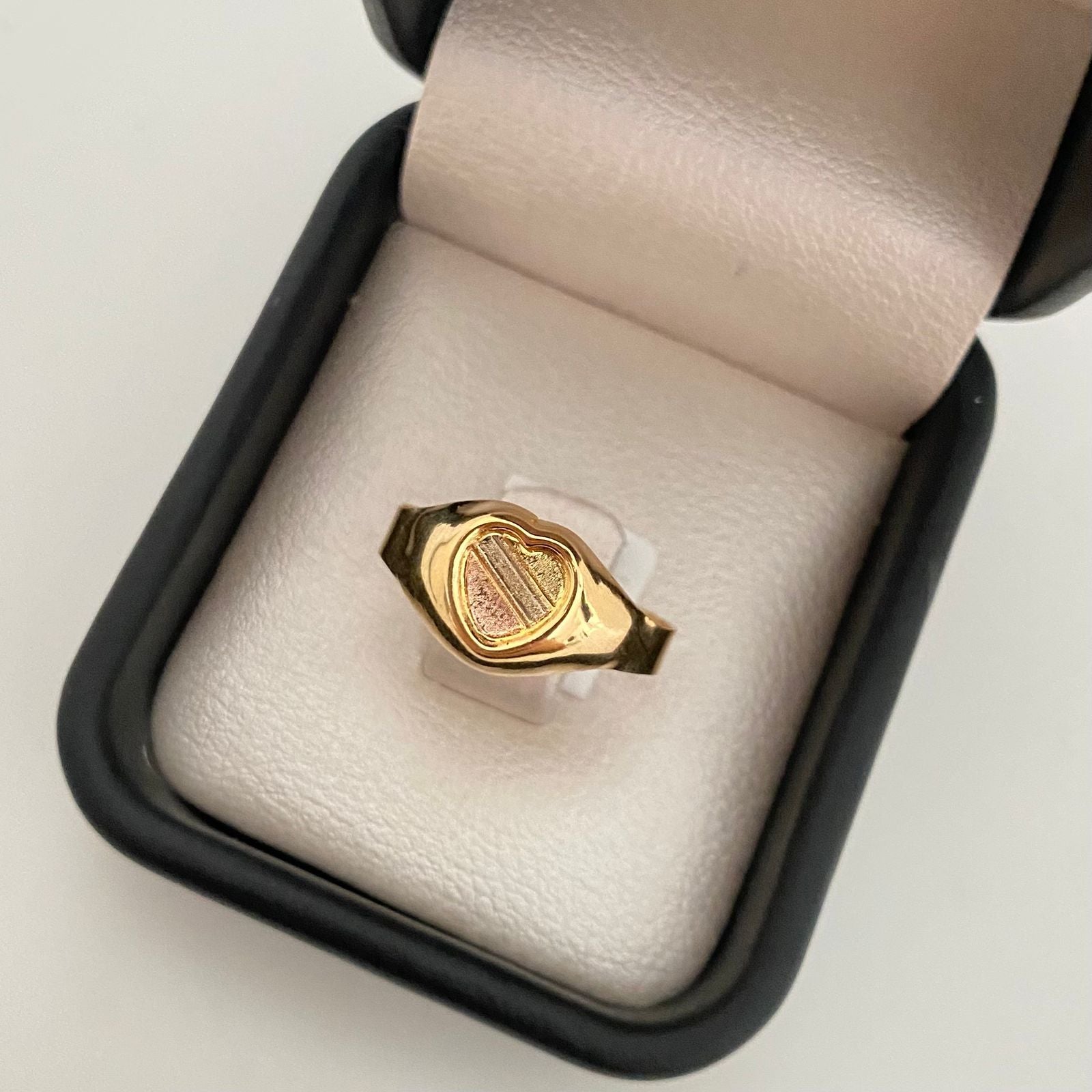 Anillo troquel corazon Tres oros 18k / Talla 8 1/2 / 1,85 Gr