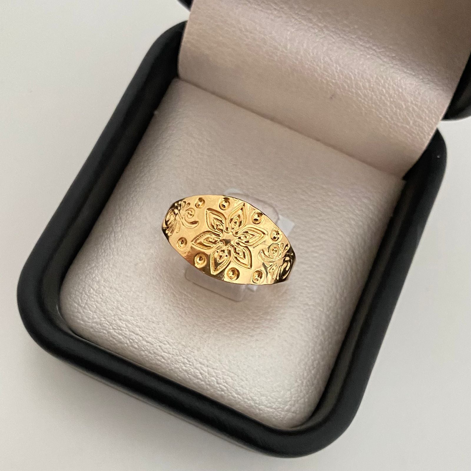 Anillo troquel centro grabado flor Oro amarillo 18k / Talla 8 / 1,55 Gr