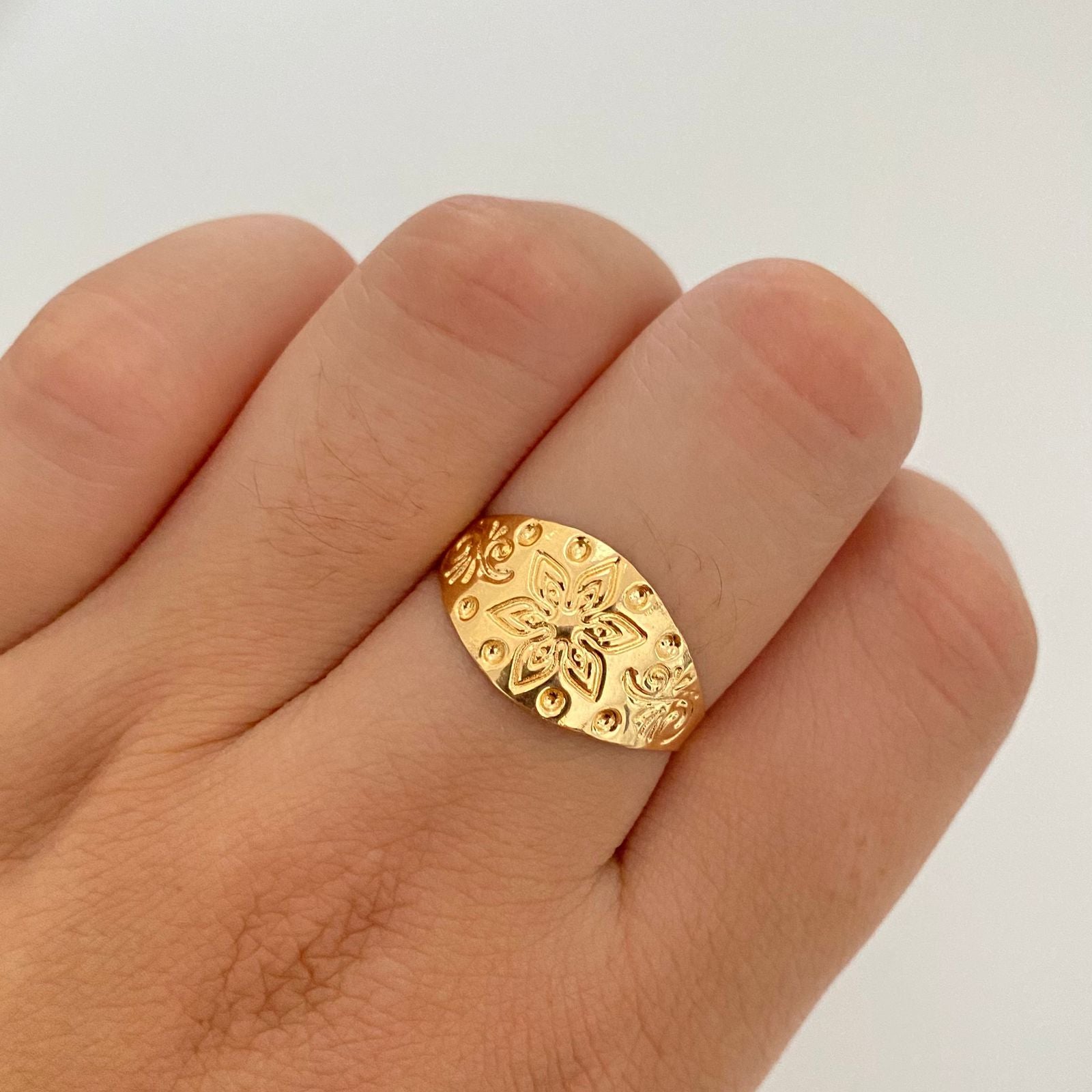 Anillo troquel centro grabado flor Oro amarillo 18k / Talla 7 1/2 / 1,55 Gr