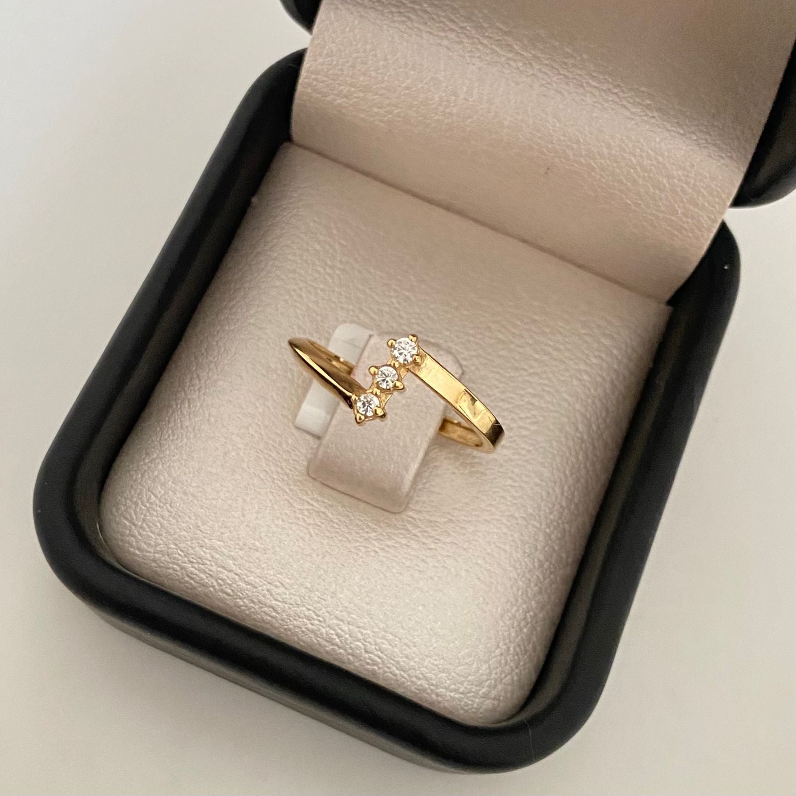Anillo triple fila circon blanco Oro amarillo 18k / Talla 7 1/2 / 1,7 Gr