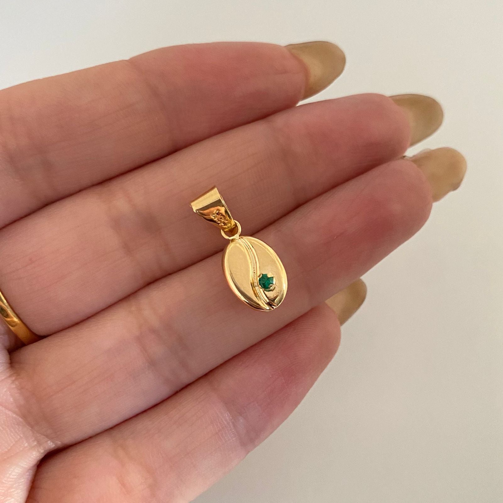 Dije grano de cafe Oro amarillo 18k 0,6 Gr / 2,0 Cm
