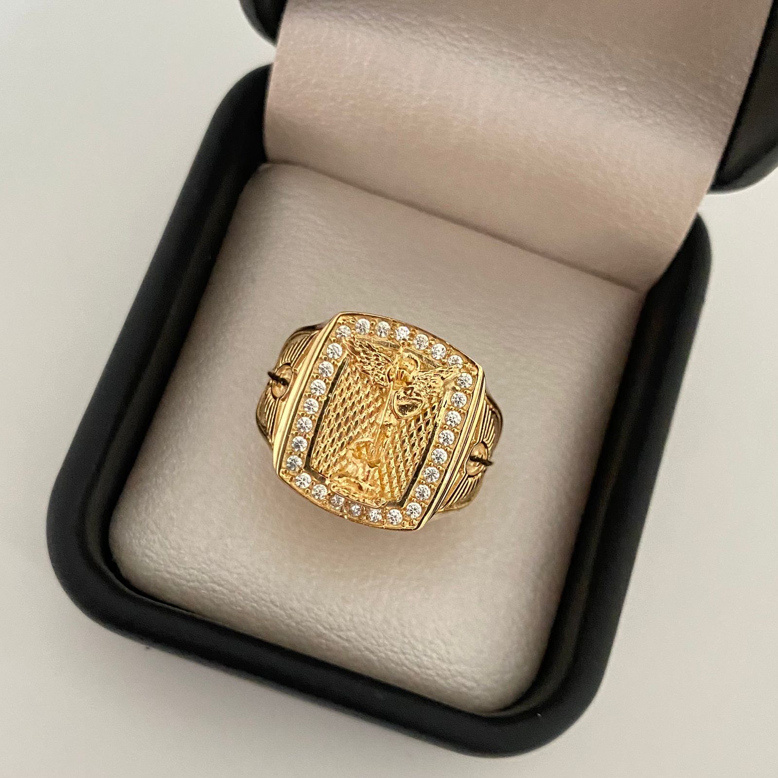 Anillo placa grabado san miguel arcangel casting Oro amarillo 18k / Talla 9 / 6,85 Gr