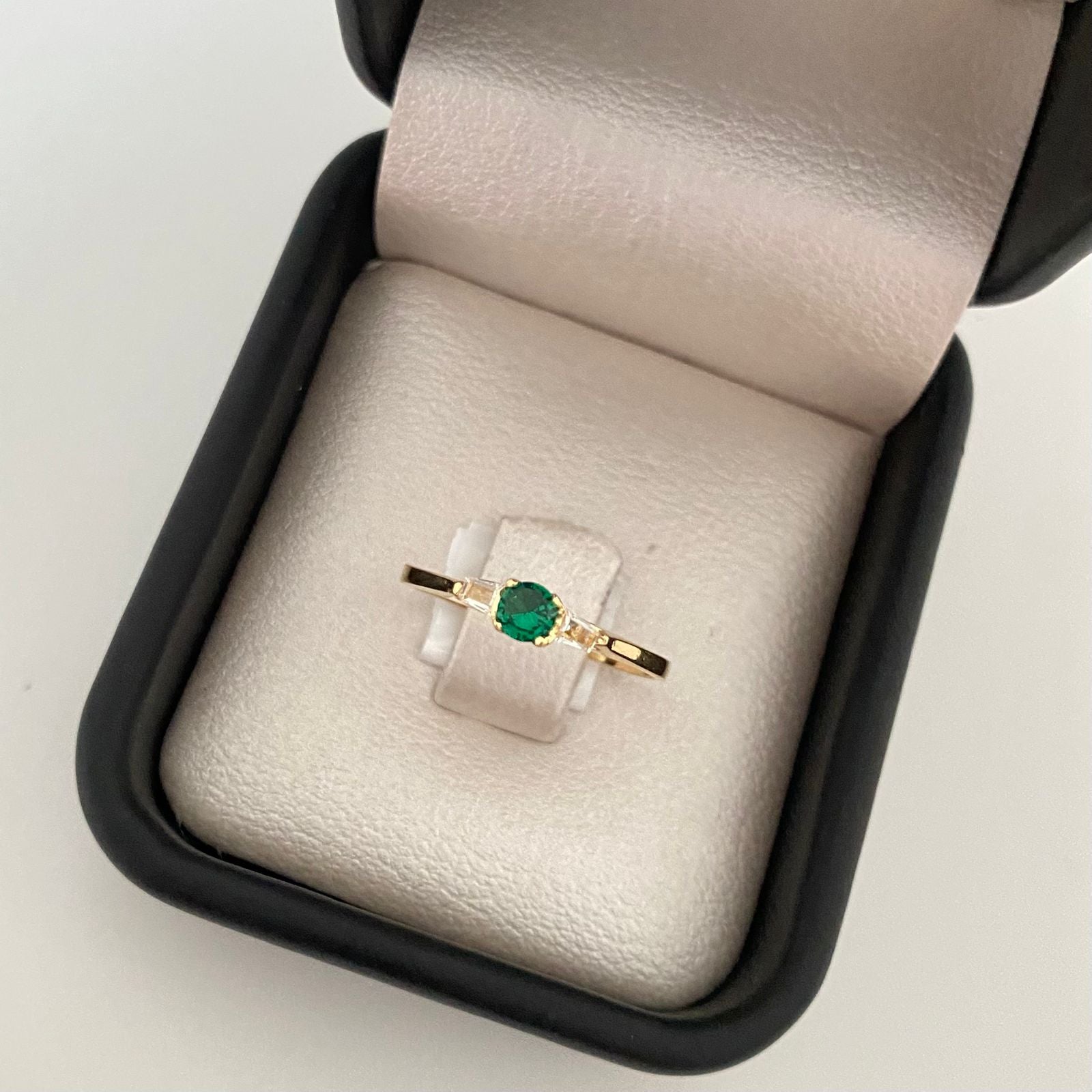 Anillo solitario circon verde y blanco Oro amarillo 18k / Talla 6 / 1,4 Gr