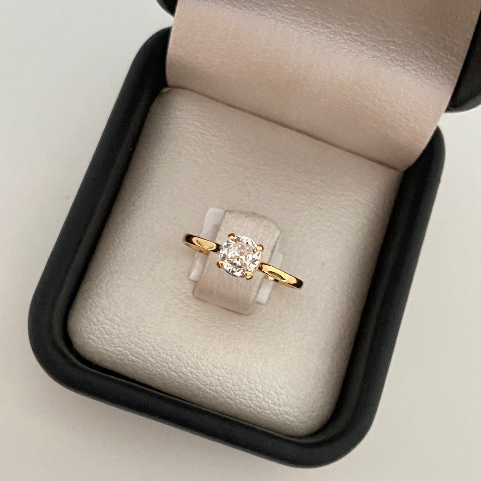 Anillo solitario liso Oro amarillo 18k / Talla 7 / 1,35 Gr