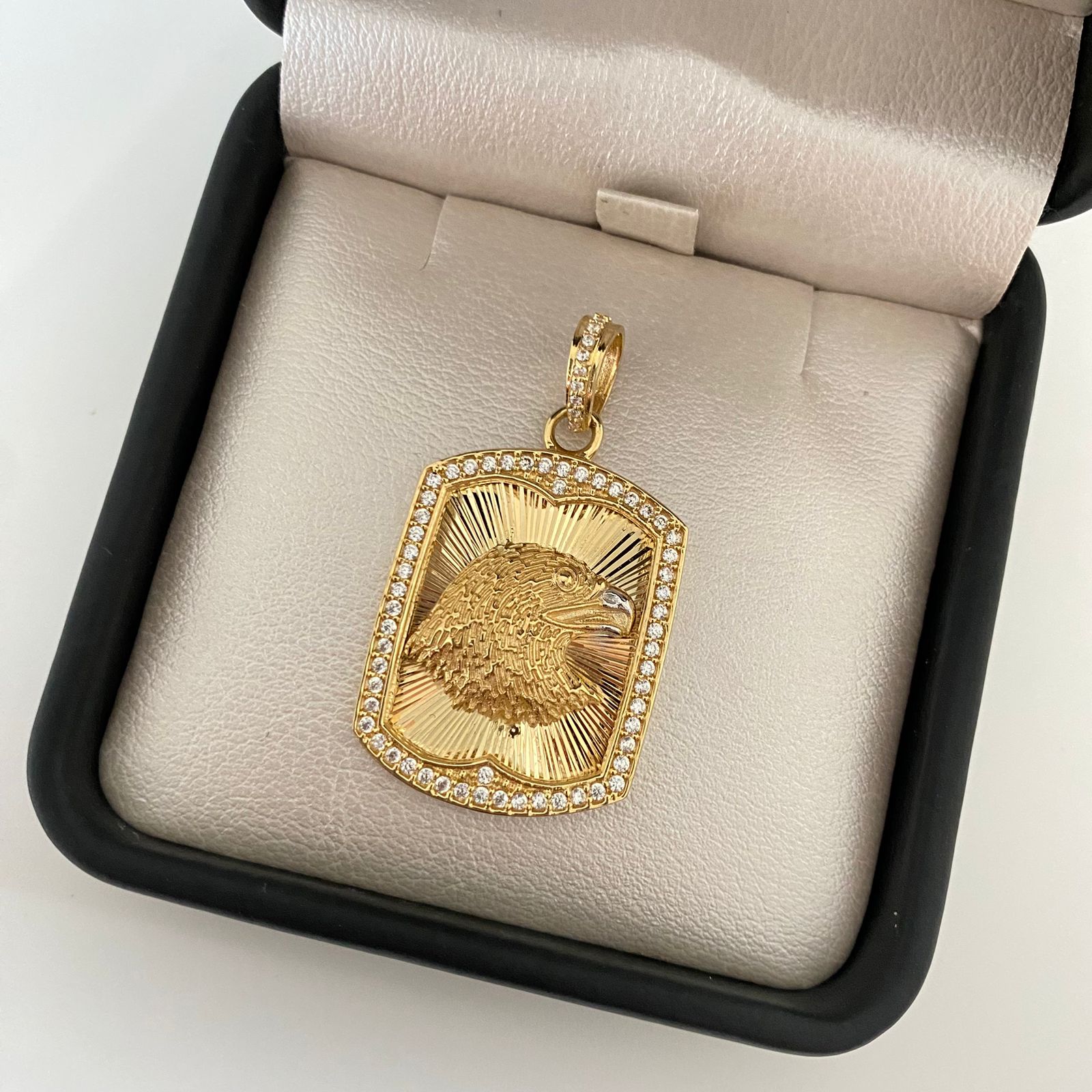 Dije placa fondo diamantado grabado aguila casting Oro amarillo 18k 8,1 Gr / 4,0 Cm