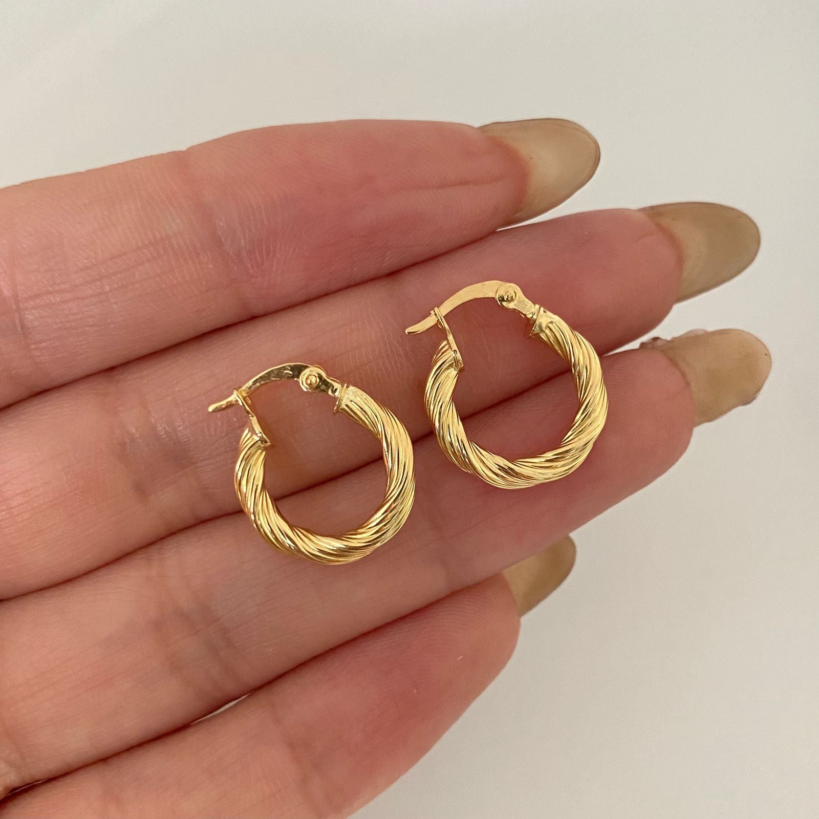 Candonga entorchada  Oro amarillo 18k 1,55 Gr / 1,5 Cm