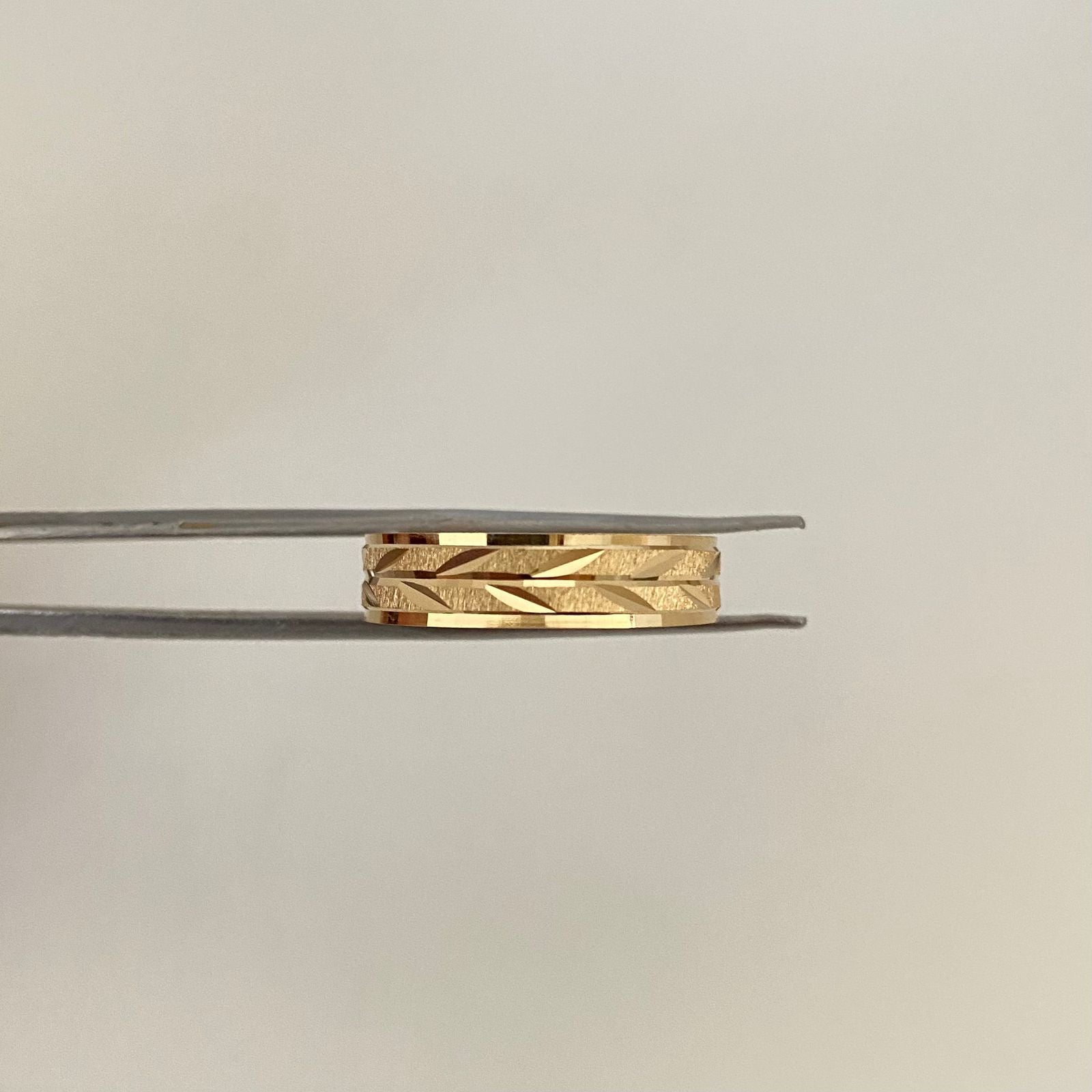Anillo argolla grabado espigas borde liso Oro amarillo 18k / Talla 7 / 2,65 Gr