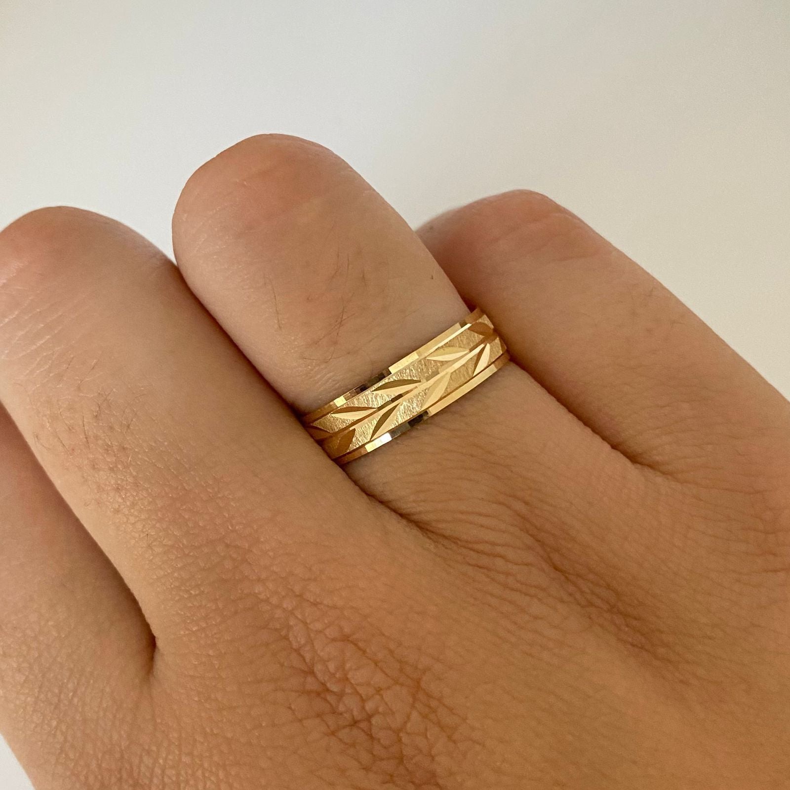 Anillo argolla grabado espigas borde liso Oro amarillo 18k / Talla 10 1/2 / 3,2 Gr