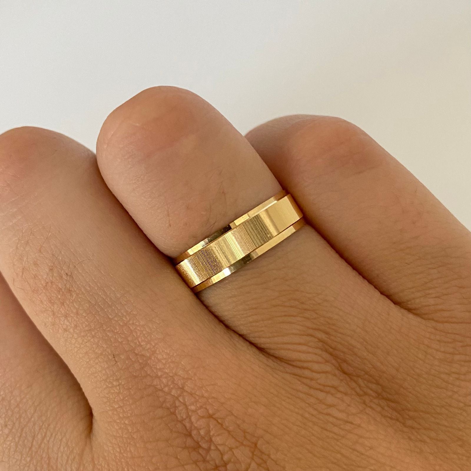 Anillo argolla grabado diamantado borde liso Oro amarillo 18k / Talla 7 / 2,0 Gr