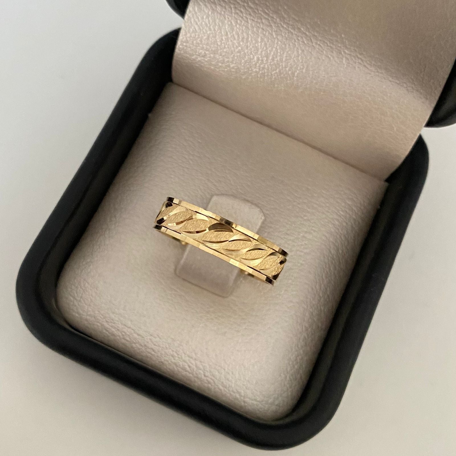 Anillo argolla grabado hojas trenzadas Oro amarillo 18k / Talla 9 / 2,85 Gr