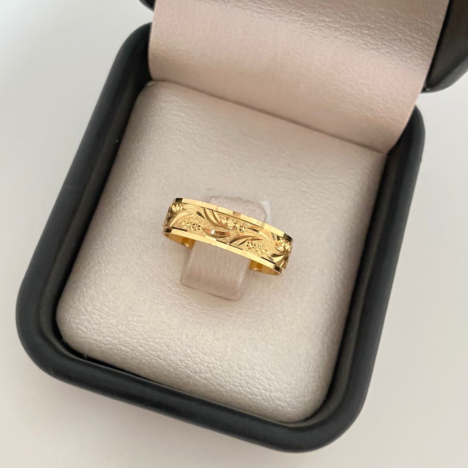 Anillo argolla grabado hojas puntos relieve Oro amarillo 18k / Talla 7 / 2,75 Gr