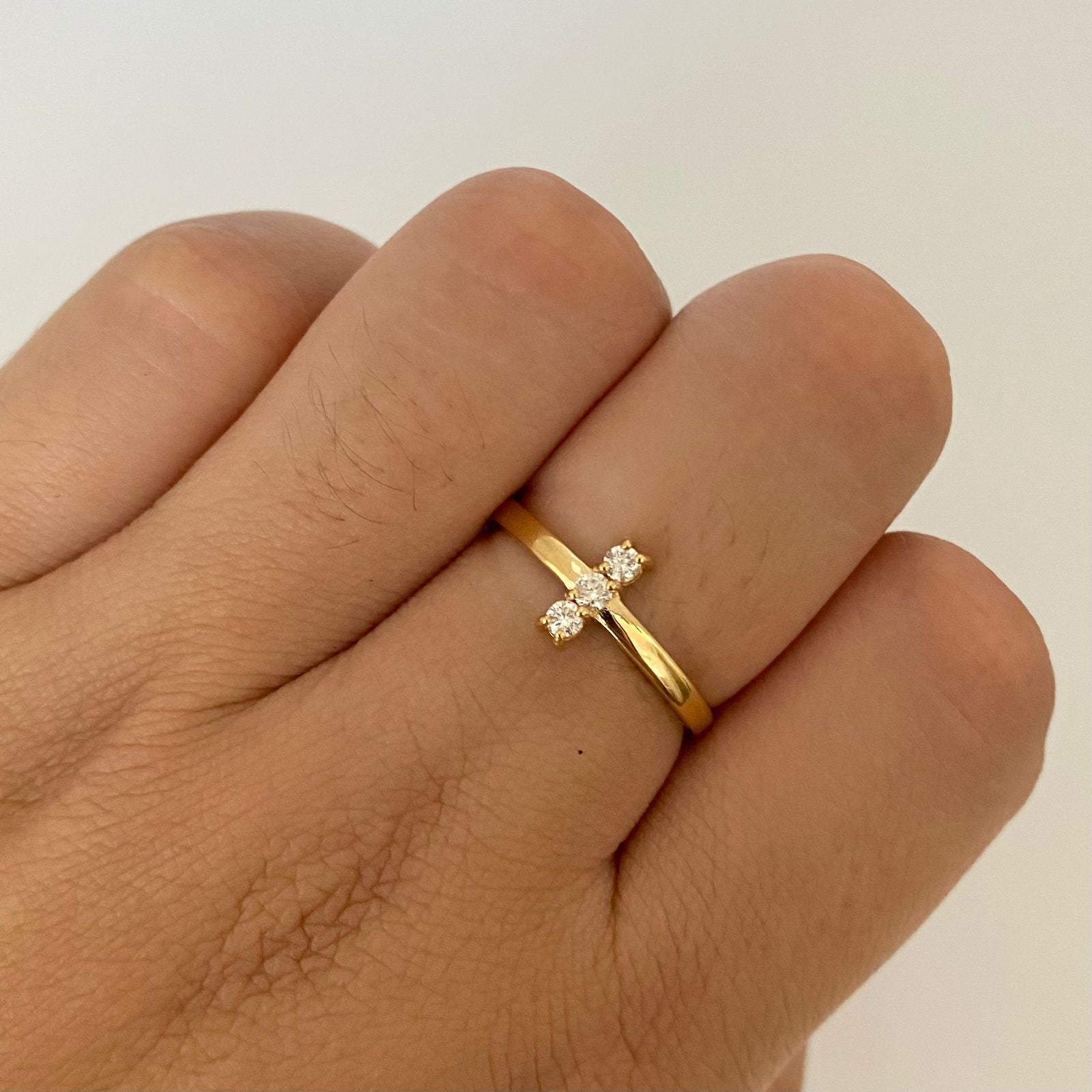 Anillo fila diamantes Oro amarillo 18k / Talla 7 / 2,25 Gr