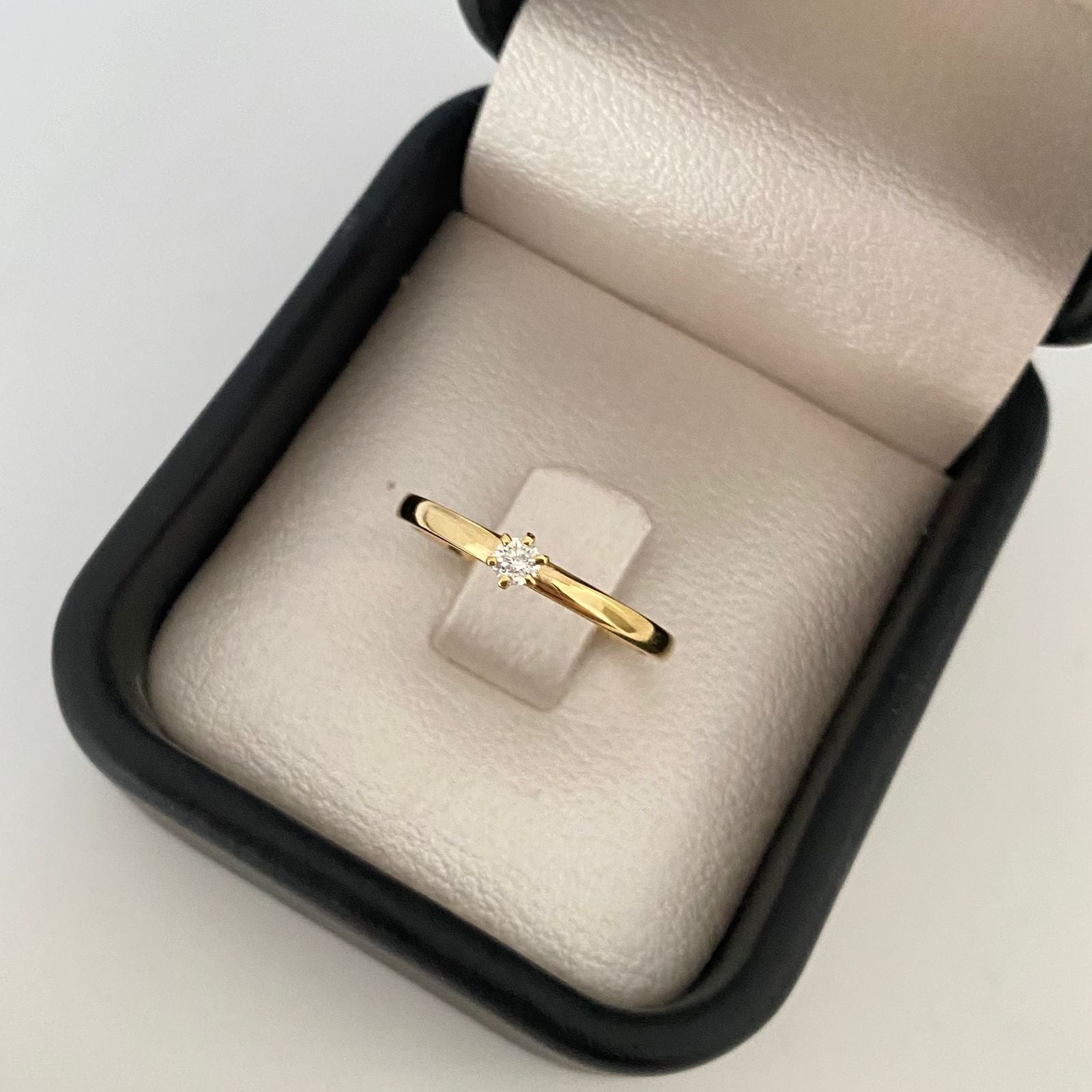 Anillo solitario diamante central Oro amarillo 18k / Talla 6 3/4 / 2,15 Gr