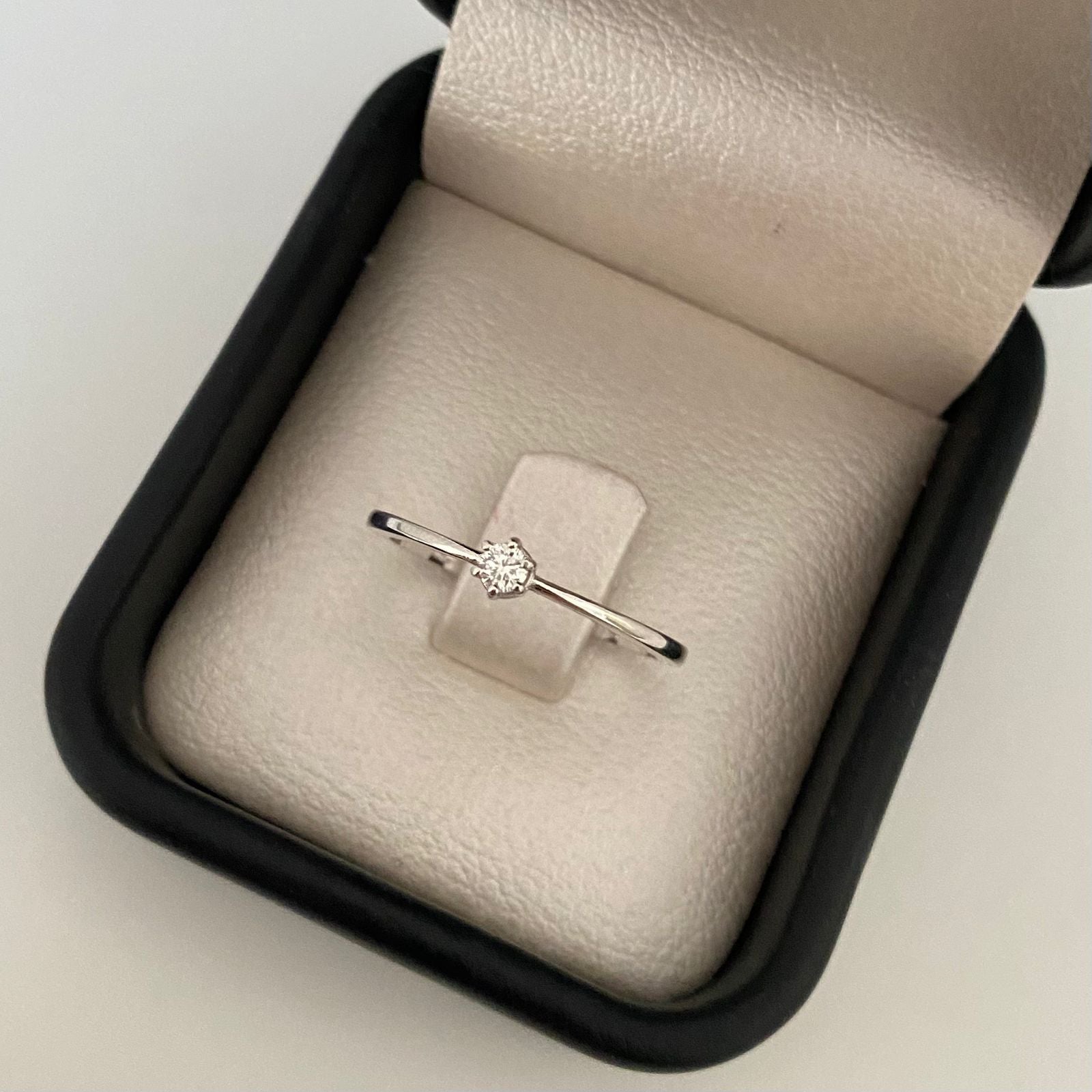 Anillo solitario diamante central Oro blanco 18k / Talla 8 / 2,0 Gr