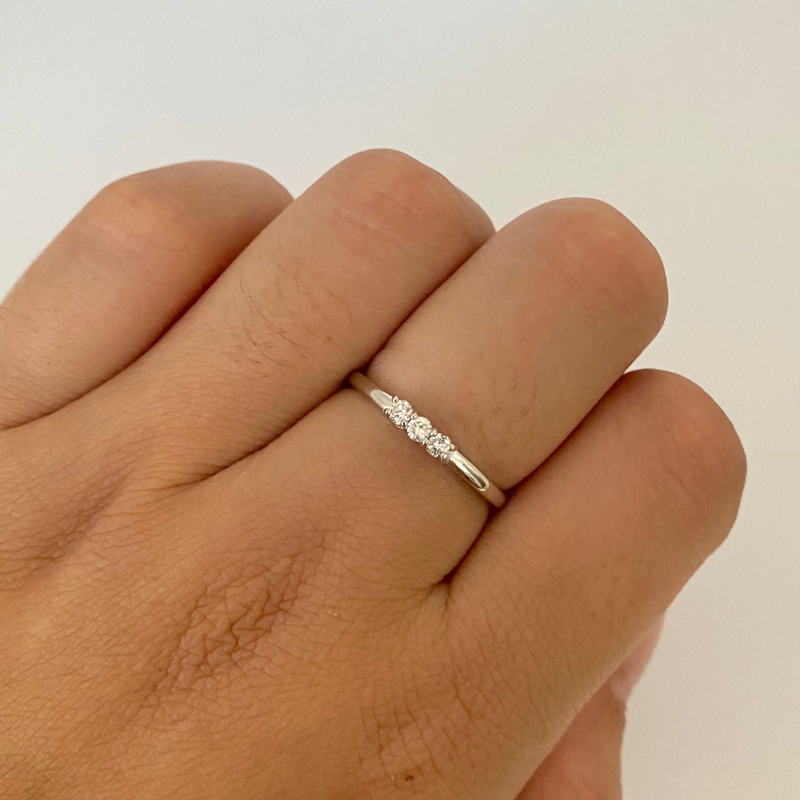 Anillo fila diamantes Oro blanco 18k / Talla 6 3/4 / 1,8 Gr