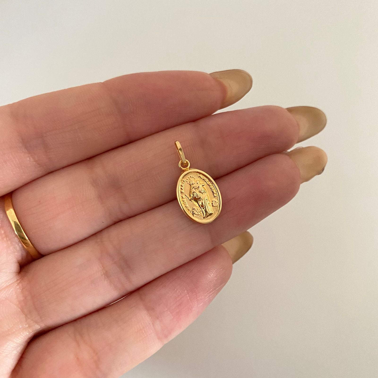 Dije virgen auxiliadora Oro amarillo 18k 0,5 Gr / 2,0 Cm