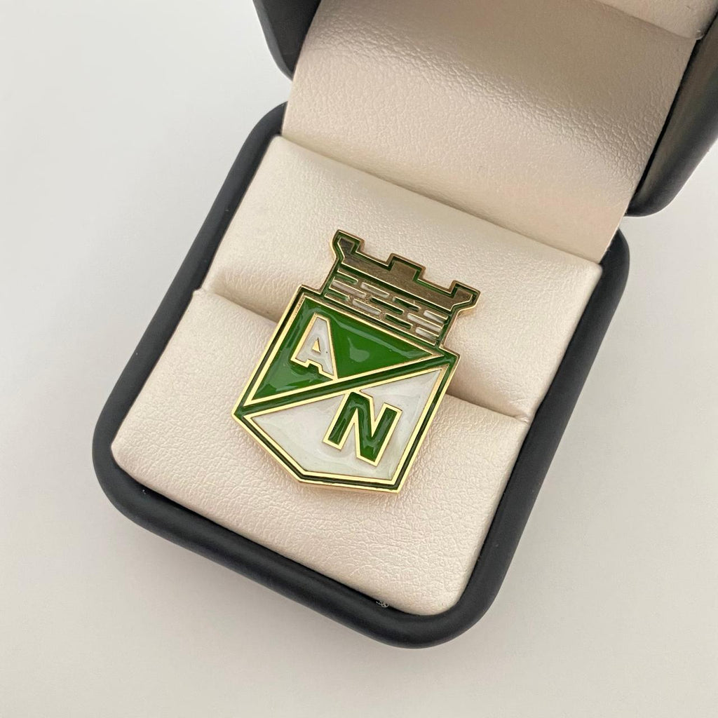 Dije pin atletico nacional (POR FABRICACION) Oro amarillo 18k 10,9 Gr / 4,0 Cm