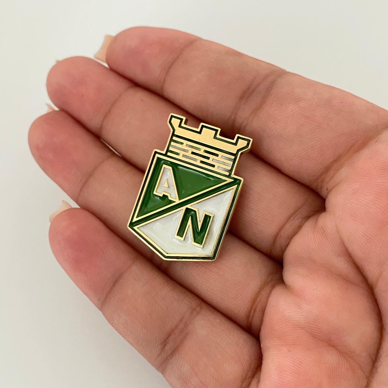 Dije pin atletico nacional (POR FABRICACION) Oro amarillo 18k 10,9 Gr / 4,0 Cm