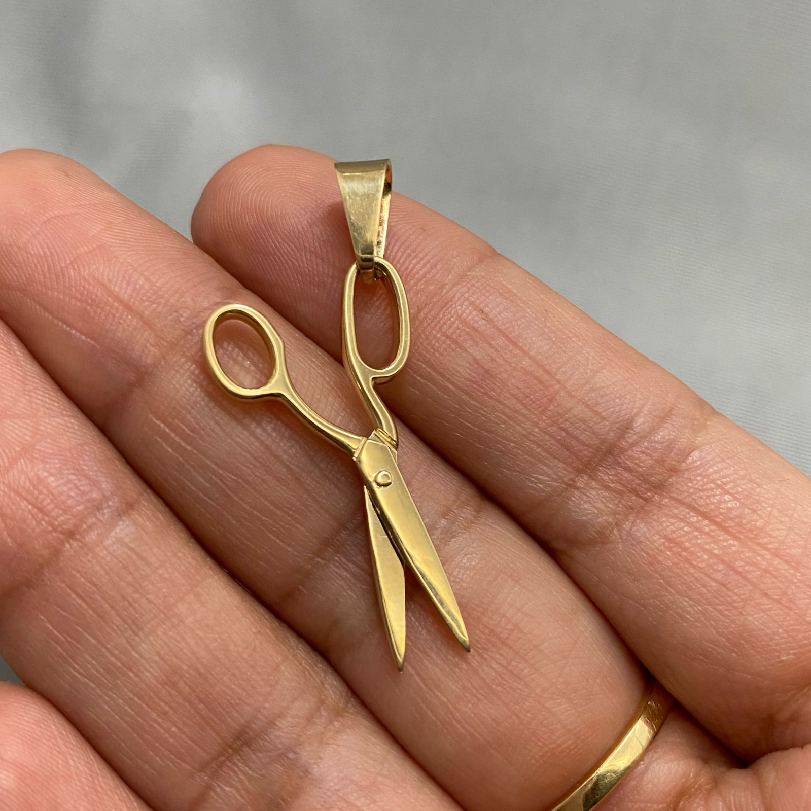 Dije tijera lisa (POR FABRICACION) Oro amarillo 18k 3,05 Gr / 3,0 Cm