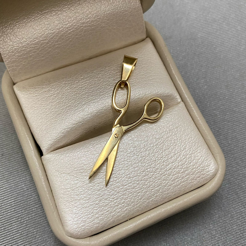 Dije tijera lisa (POR FABRICACION) Oro amarillo 18k 3,05 Gr / 3,0 Cm